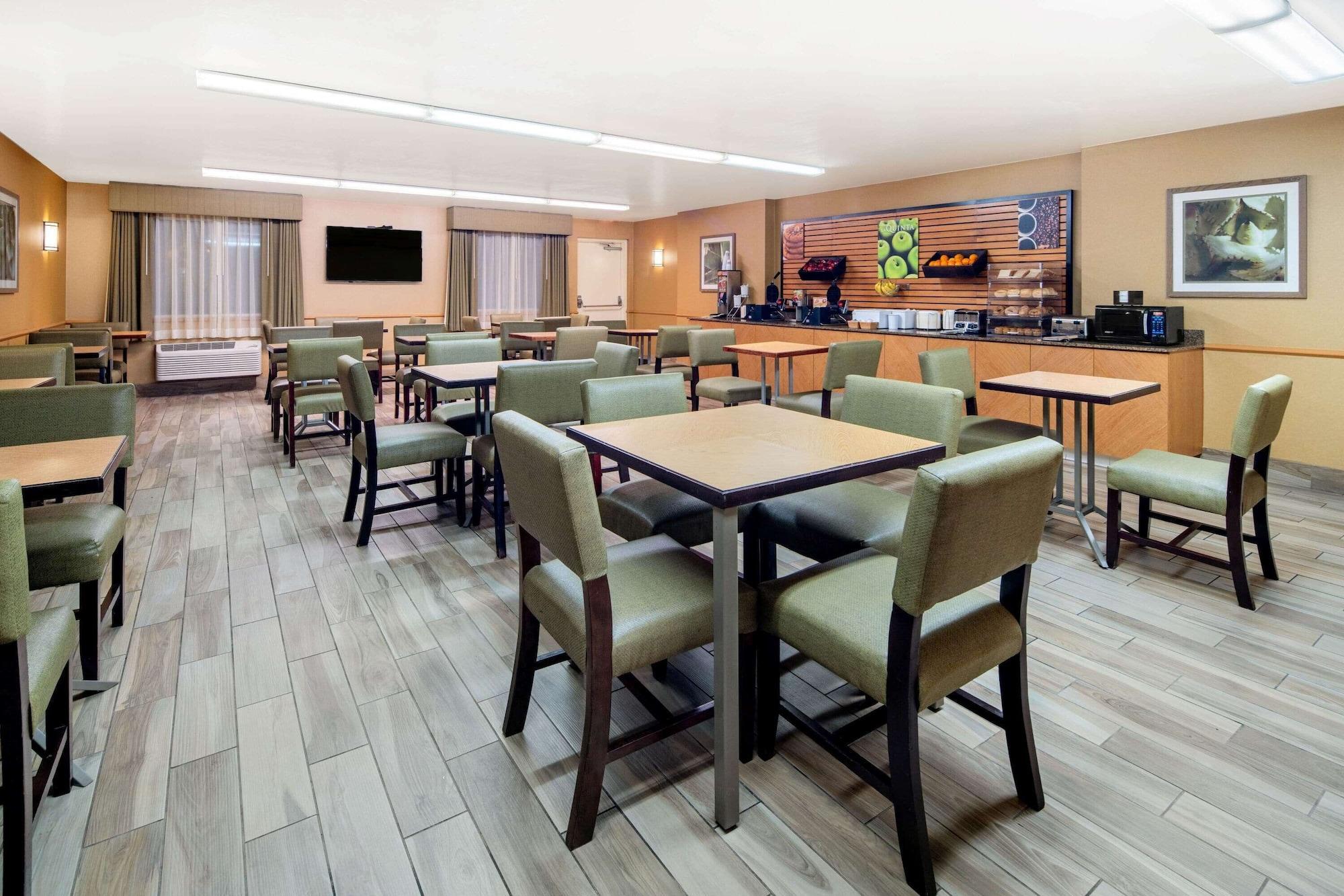 Restaurant La Quinta Inn & Suites by Wyndham Irvine Spectrum