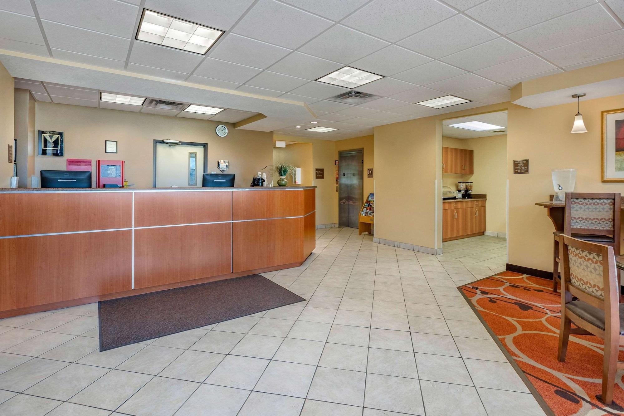 Vista Lobby Econo Lodge Inn & Suites Fairgrounds