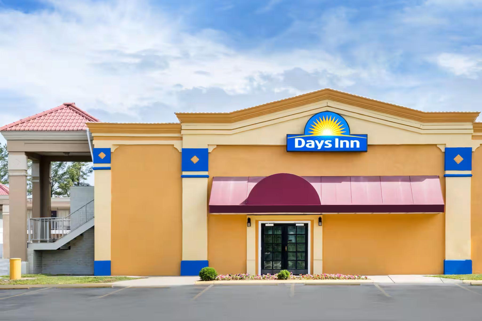 Vista Exterior Days Inn by Wyndham Greensboro Airport