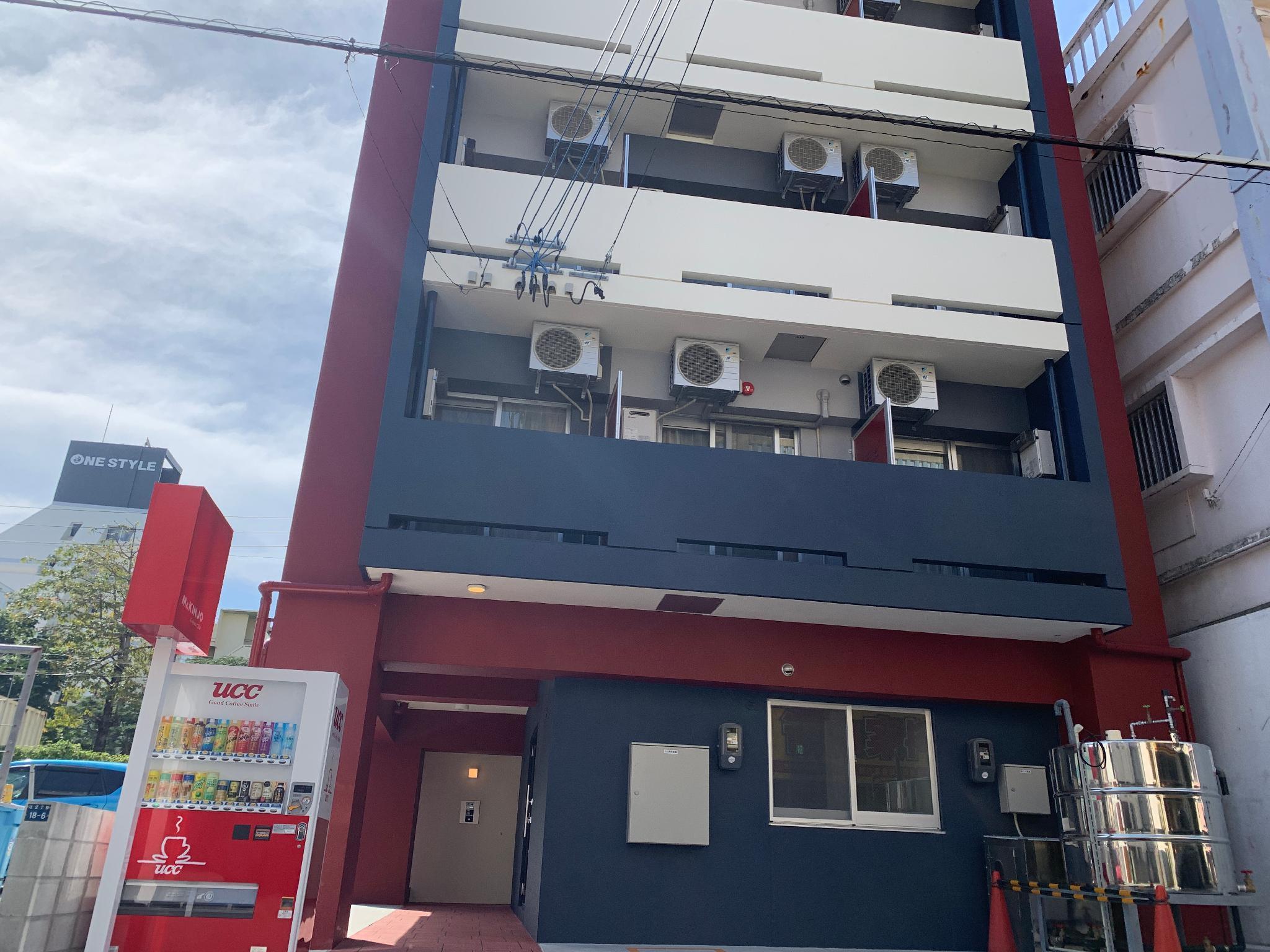 Vista Exterior Mr.KINJO in Color'z Ciizi