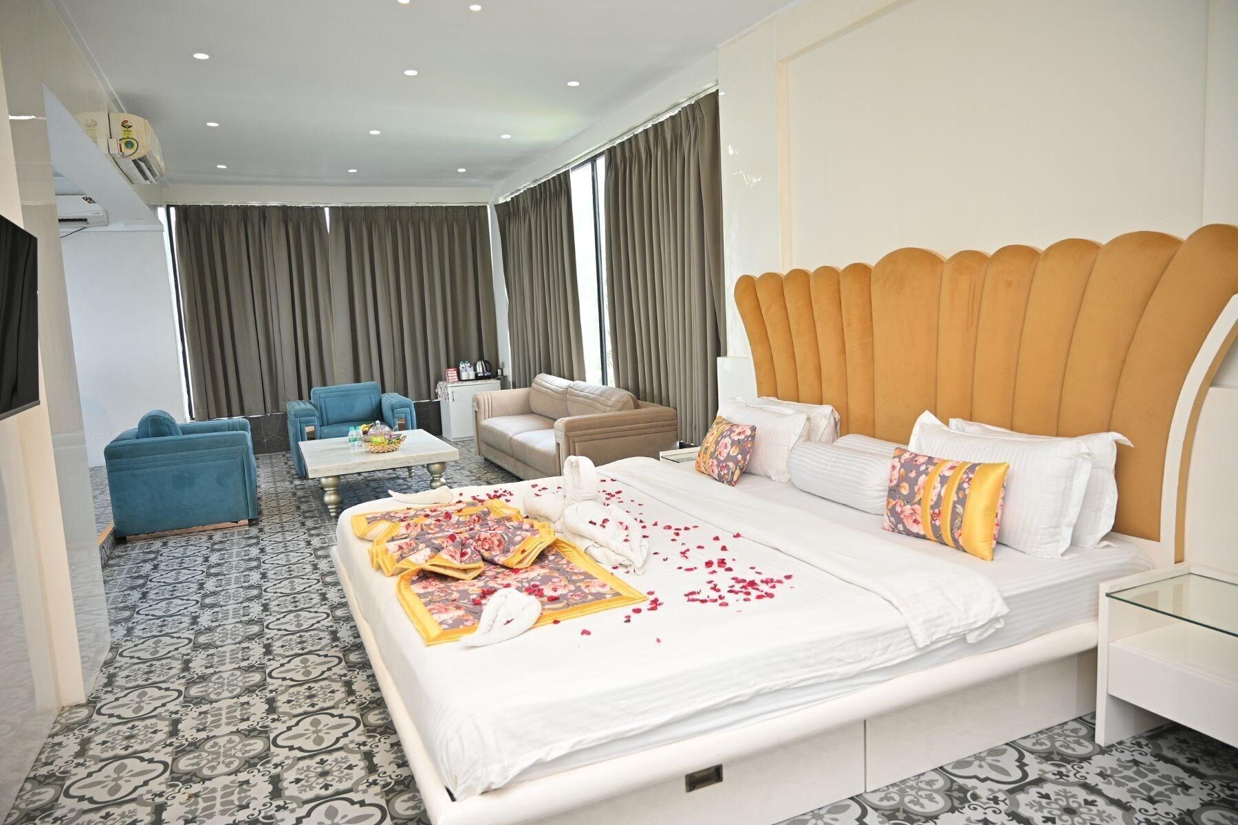 Varios Urvi Banquets & Guest House