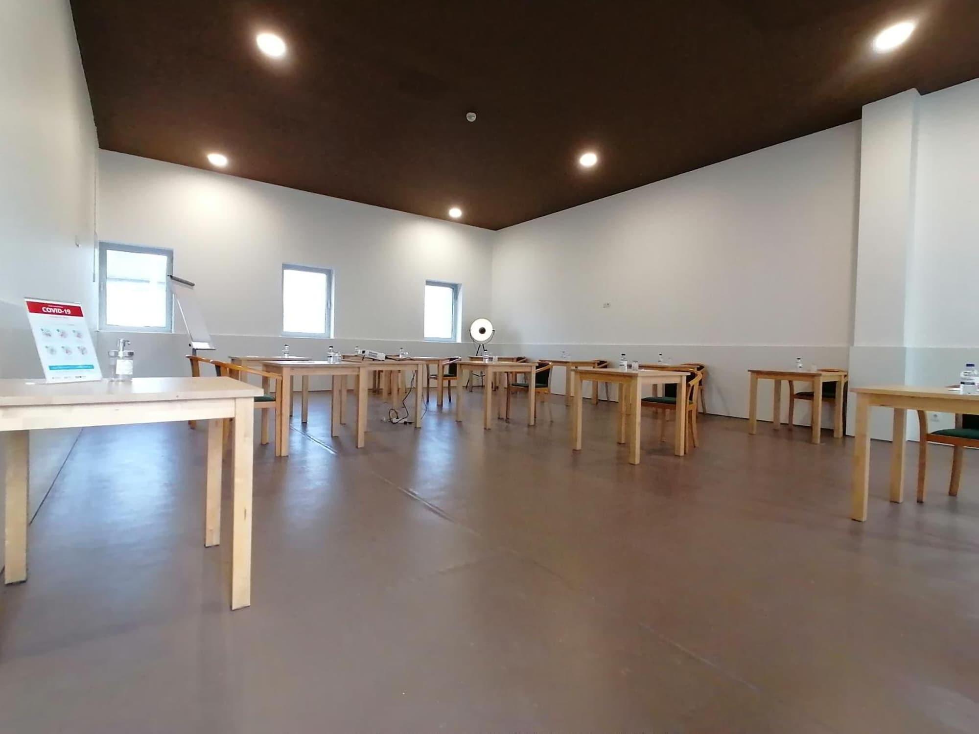 Sala de Reuniones Basic Braga by Axis