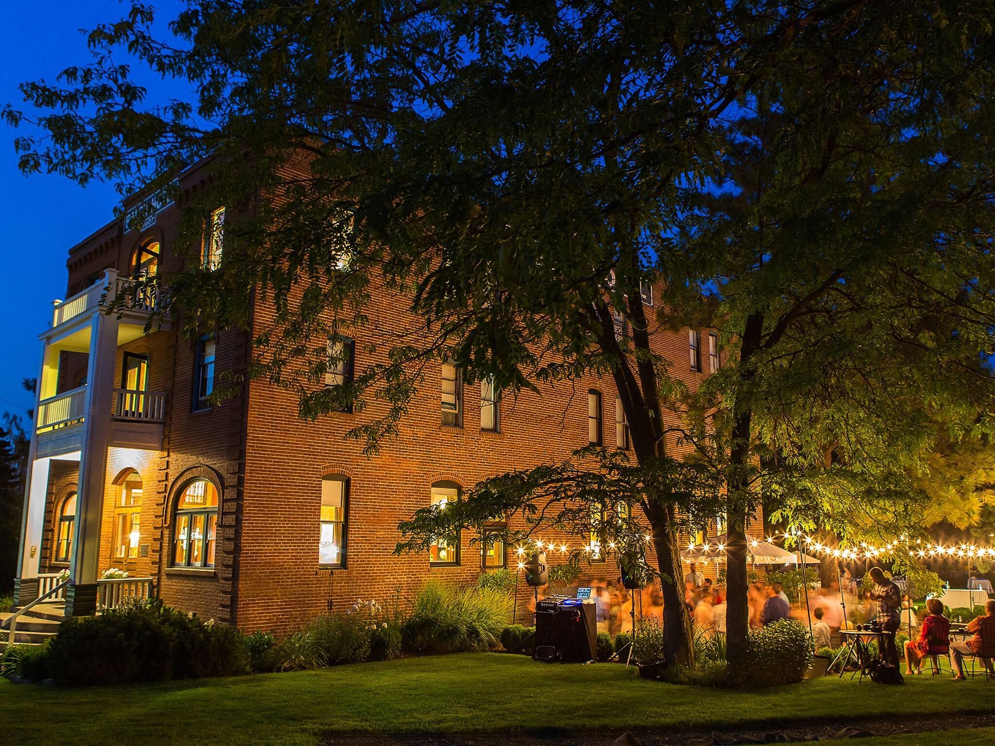 Varios Balch Hotel