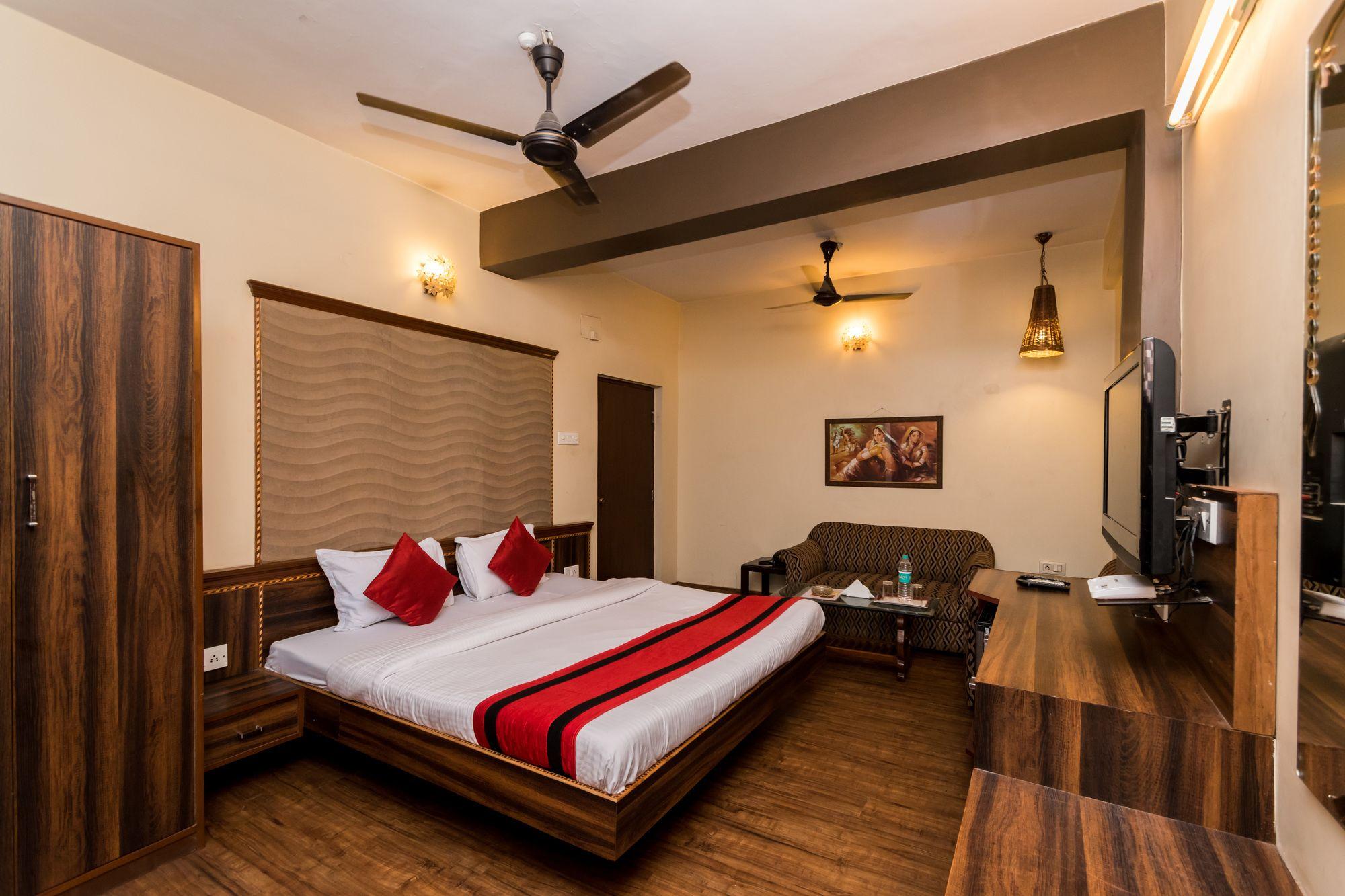 Varios OYO 2510 near Camac Street