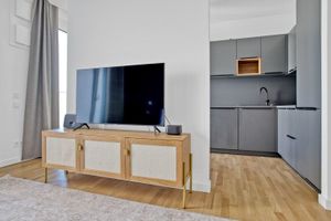 Aluguel por temporada - Exquisite Mitte Studio with Apple Store in building, by Blueground