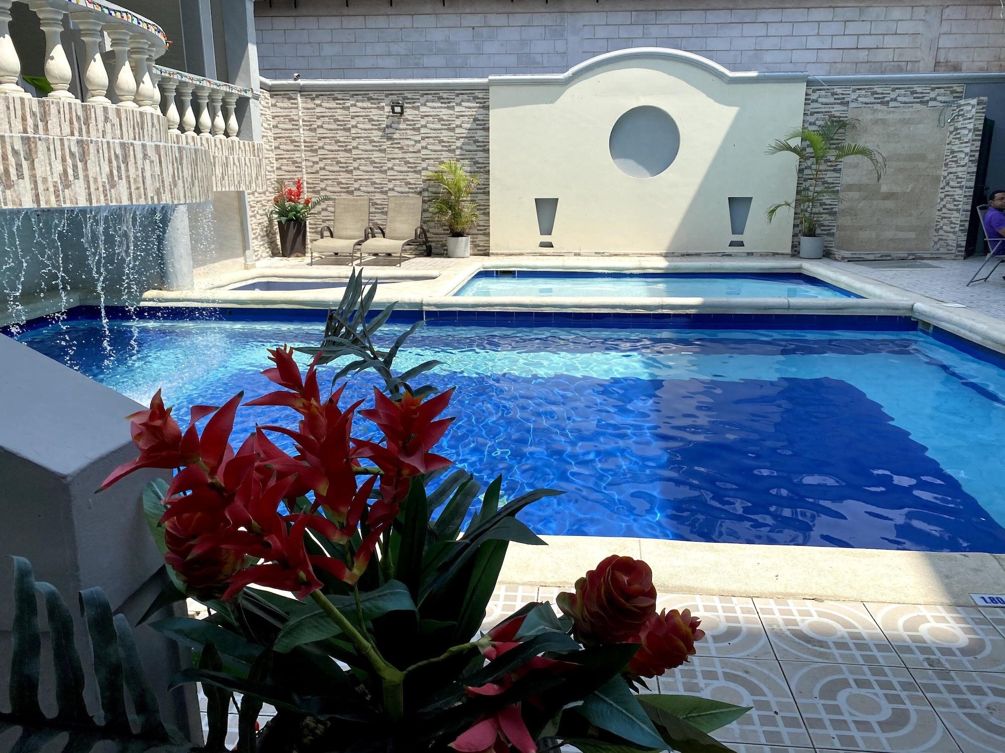 Vista da piscina Hotel Puerta de Oro