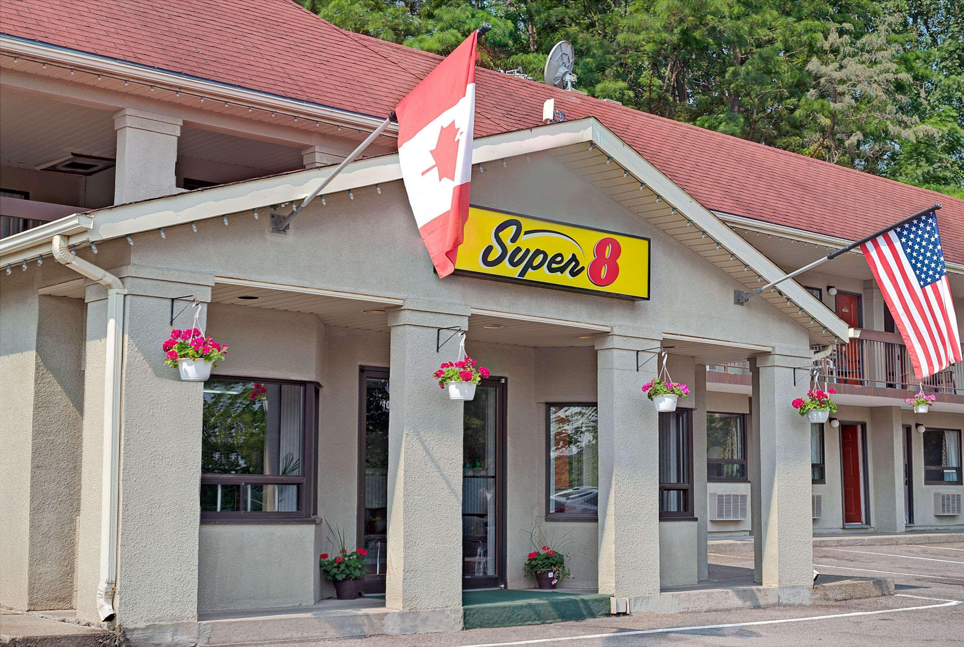 Vista Exterior Super 8 by Wyndham Niagara Falls North