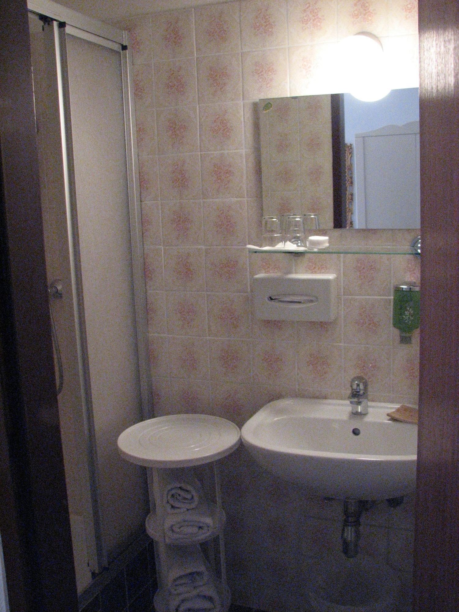 Equipamiento de Habitación Pension Lerner