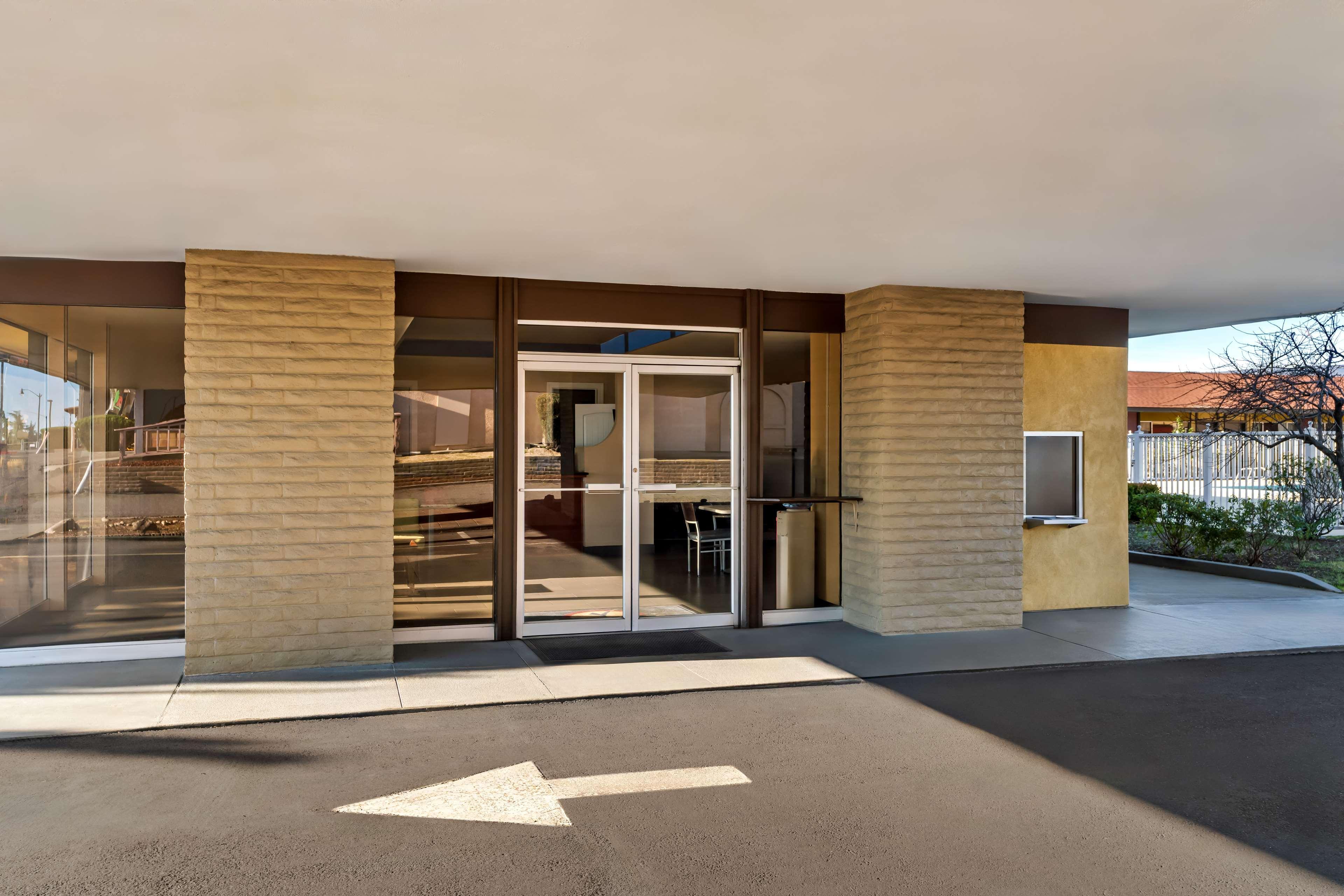 Vista Exterior Americas Best Value Inn Vacaville Napa Valley