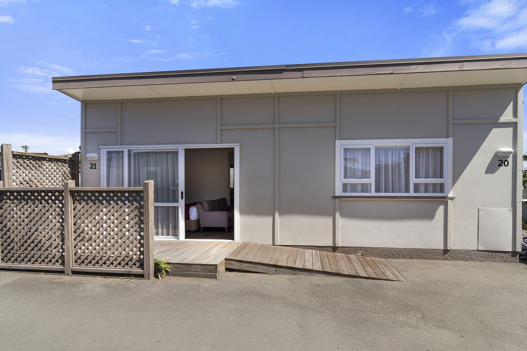 Vista Exterior Comfort Inn Westshore Beach