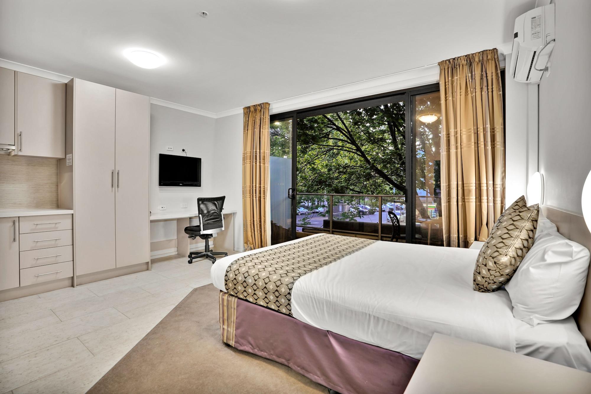 Varios Carlton Lygon Lodge