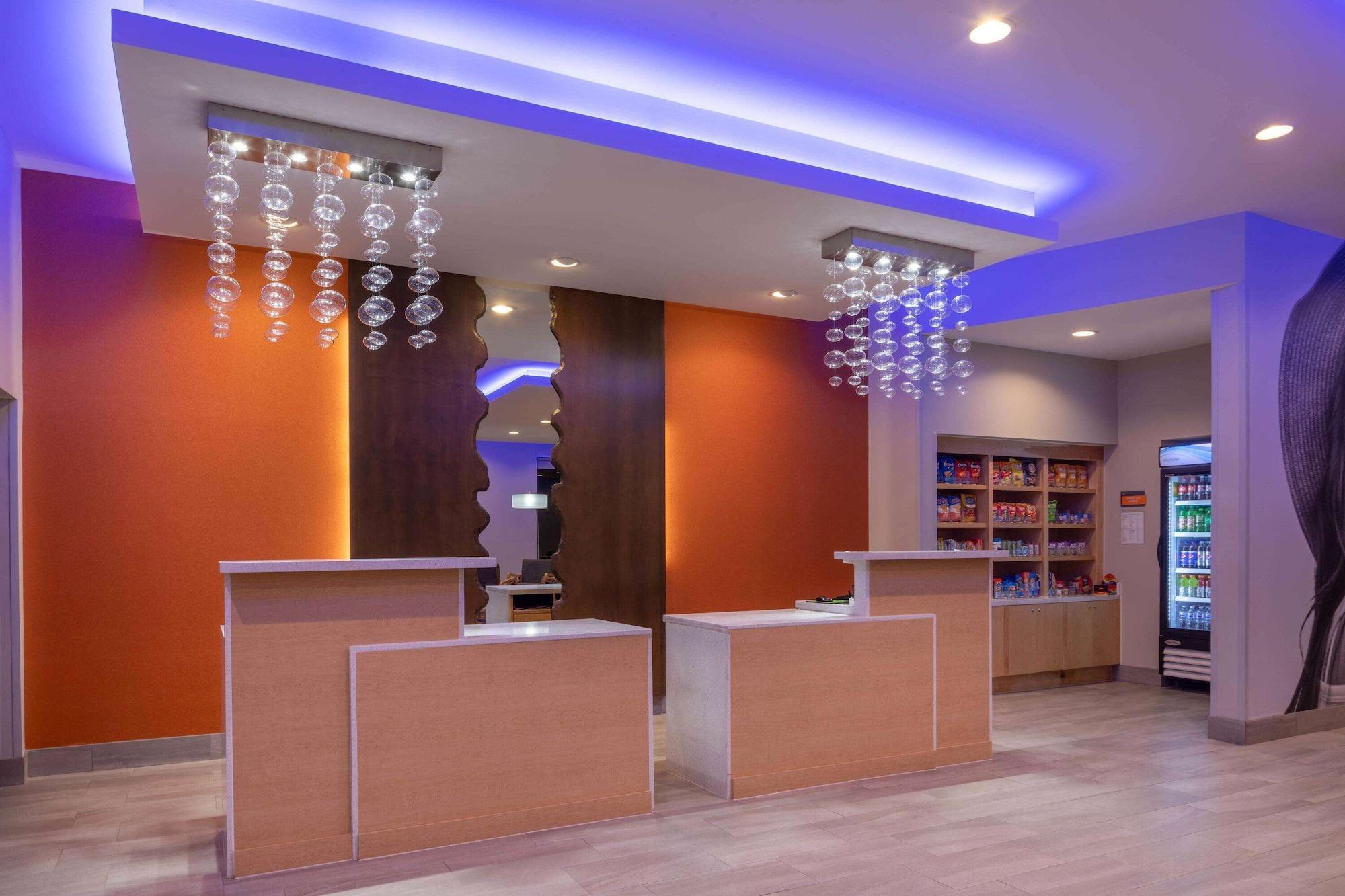 Vista Lobby La Quinta Inn & Suites by Wyndham Greensboro Arpt High Point