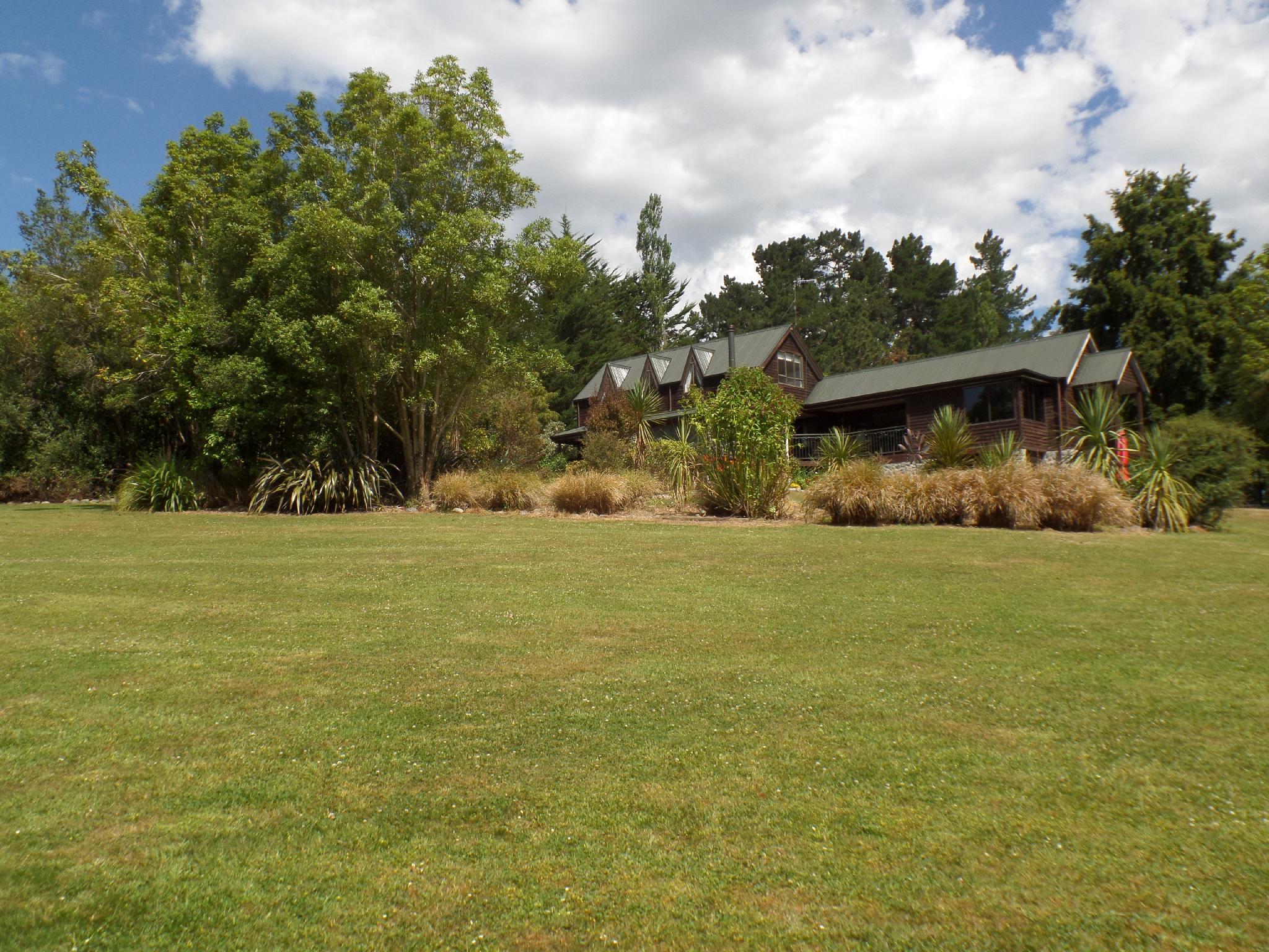 Variados (as) Riverstone House