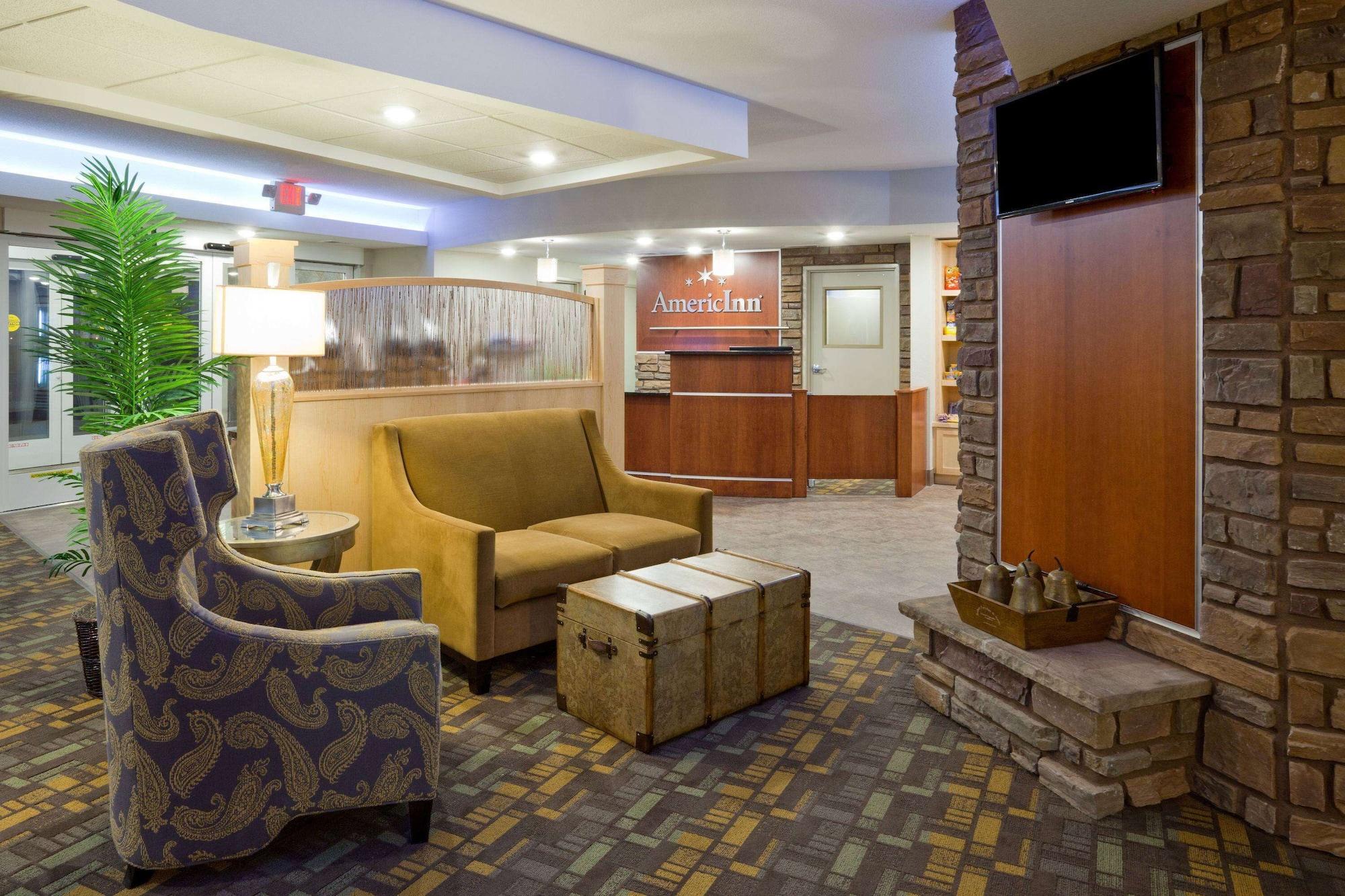 Vista Lobby AmericInn by Wyndham Hartford SD