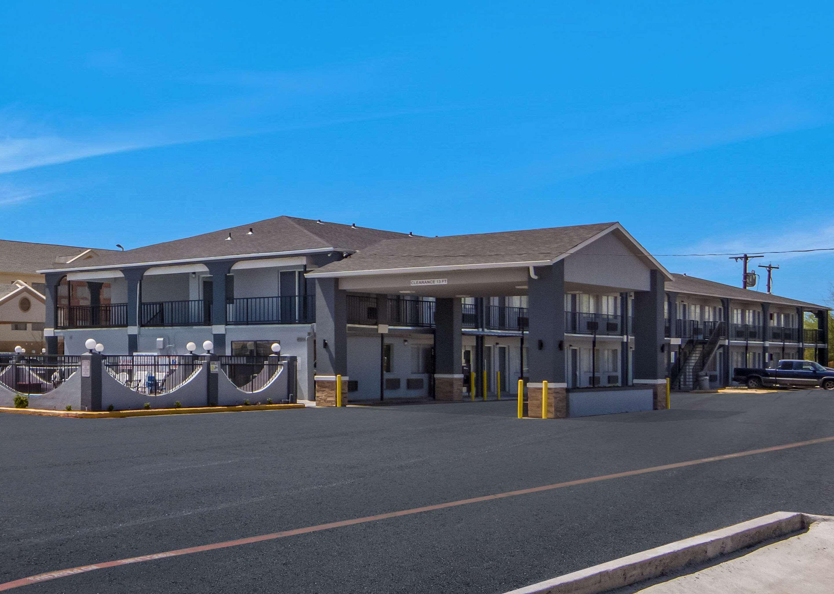 Varios Super 8 by Wyndham Waco North I-35