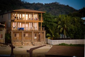 Alquiler Vacacional - Oceanfront!  Diving, Snorkeling, Kayaking on site.  Turtle Casa BEACH SUITE