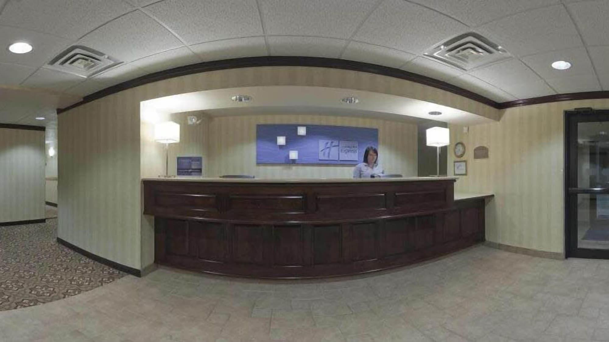 Vista Lobby Holiday Inn Express Greensburg by IHG