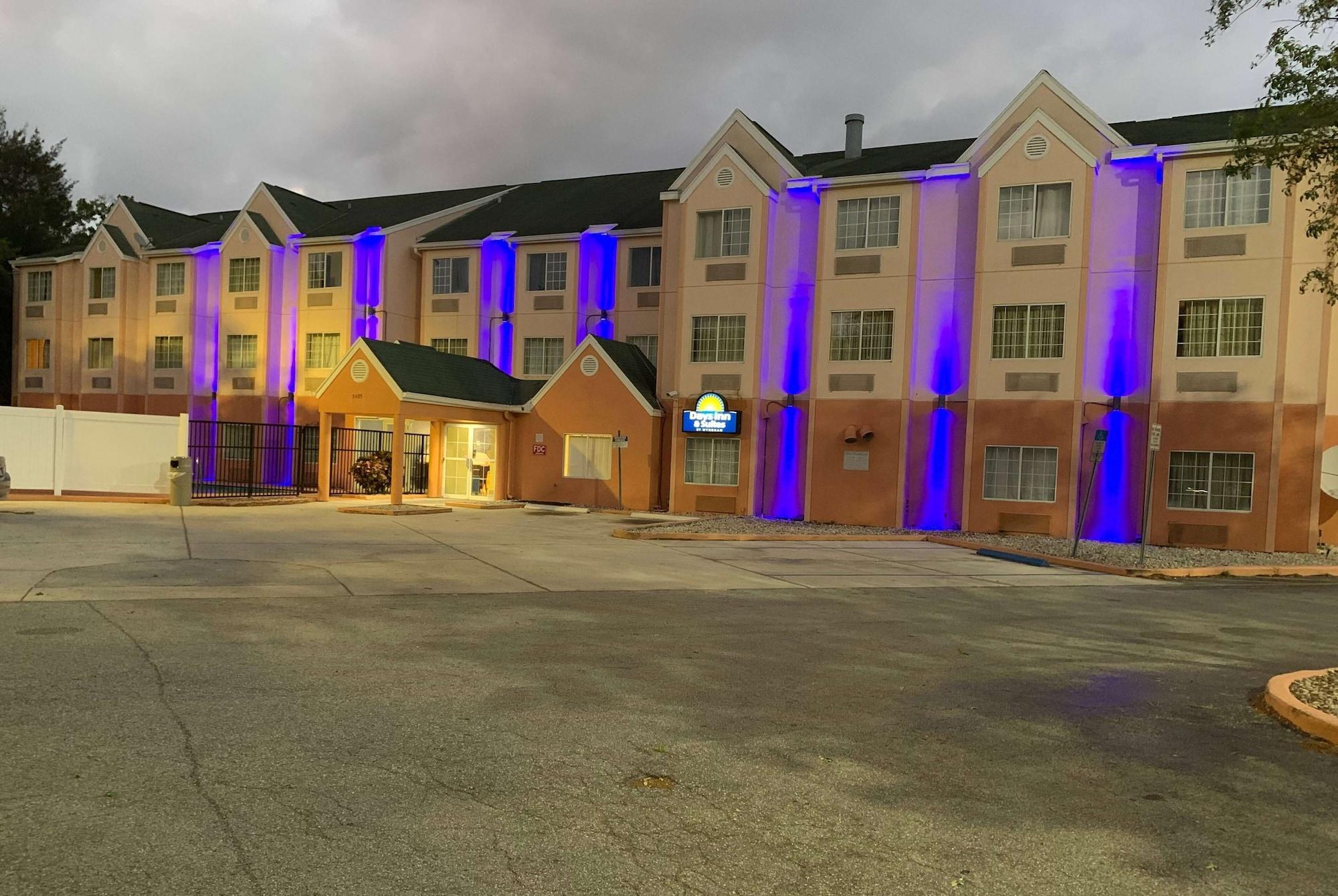 Vista Exterior Days Inn & Suites by Wyndham Tampa/Raymond James Stadium