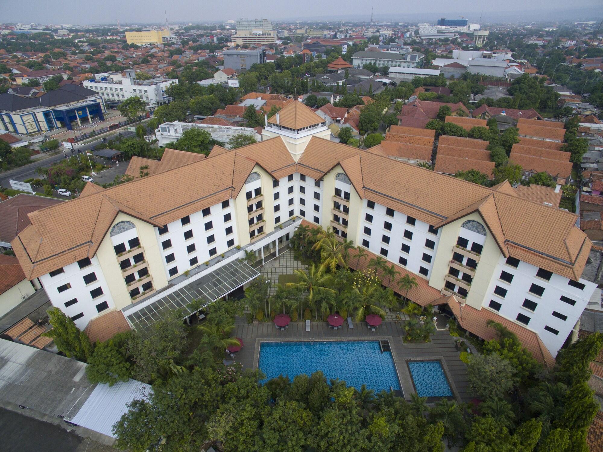 Vista Exterior Hotel Santika Cirebon