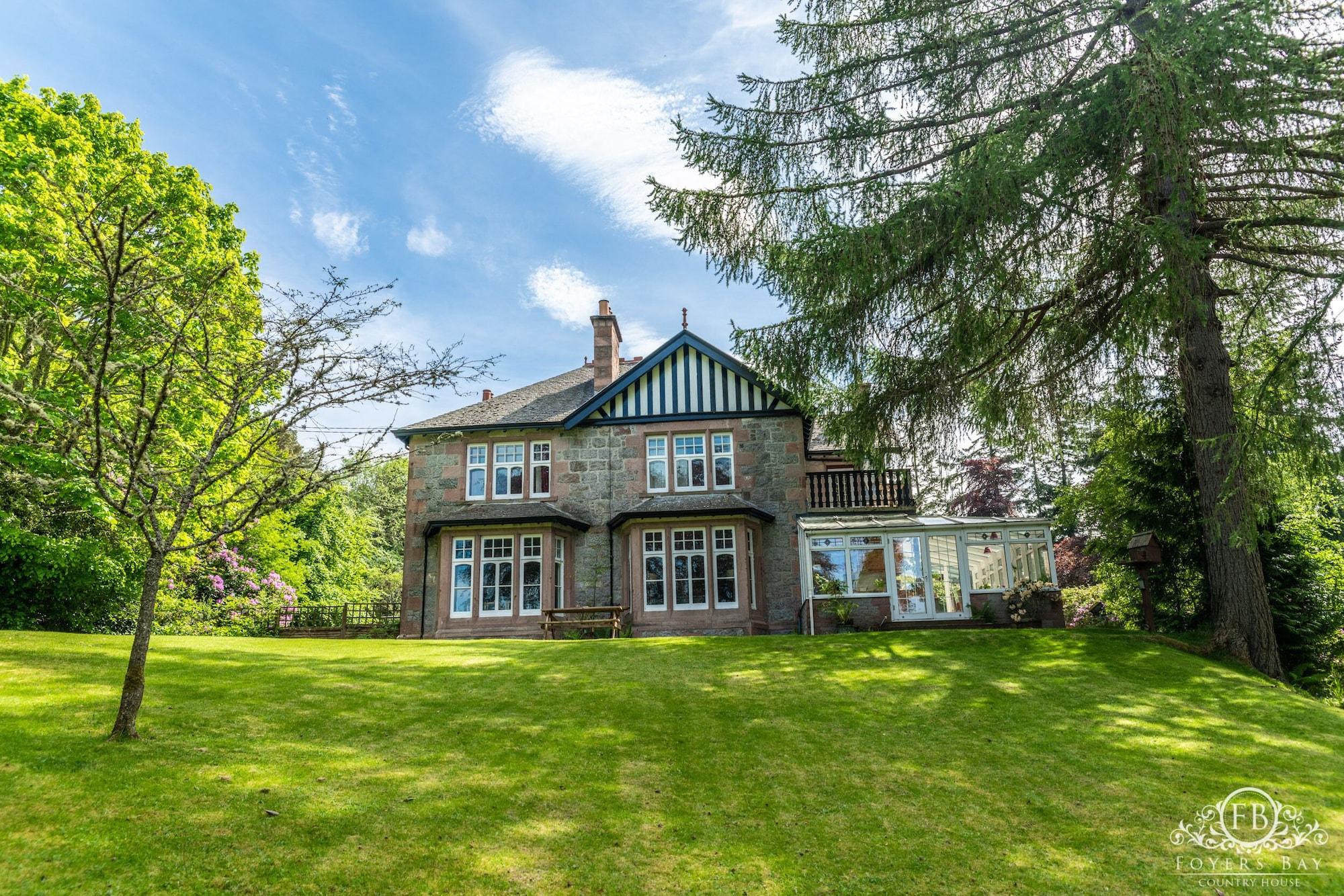 Varios Foyers Bay Country House