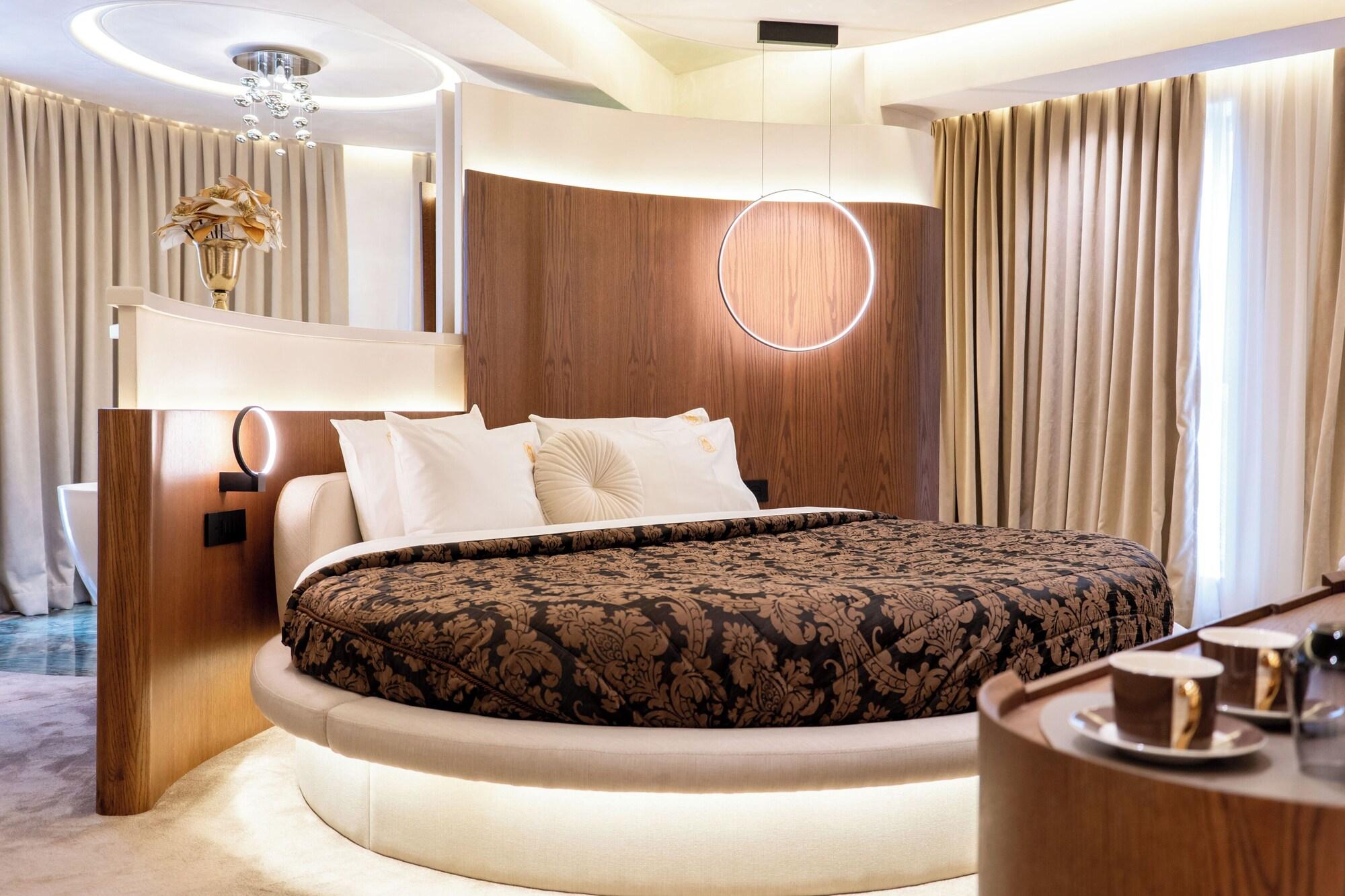 Varios Mattis Hotel