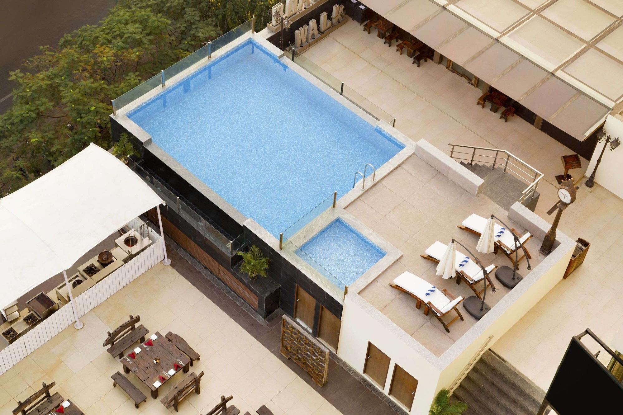 Vista Piscina Ramada by Wyndham Chennai Egmore