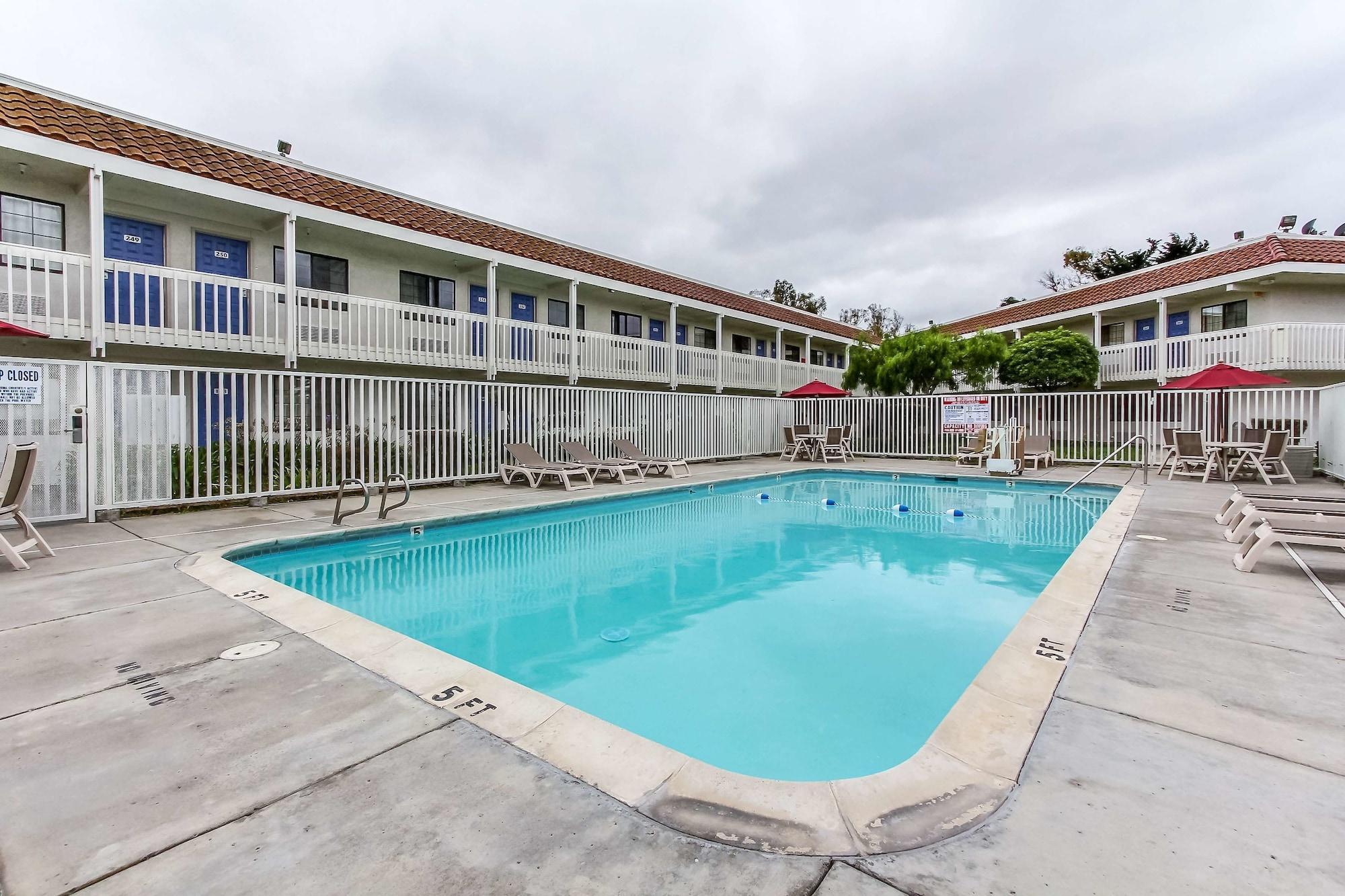 Vista Piscina Motel 6 Salinas, CA - North Monterey Area