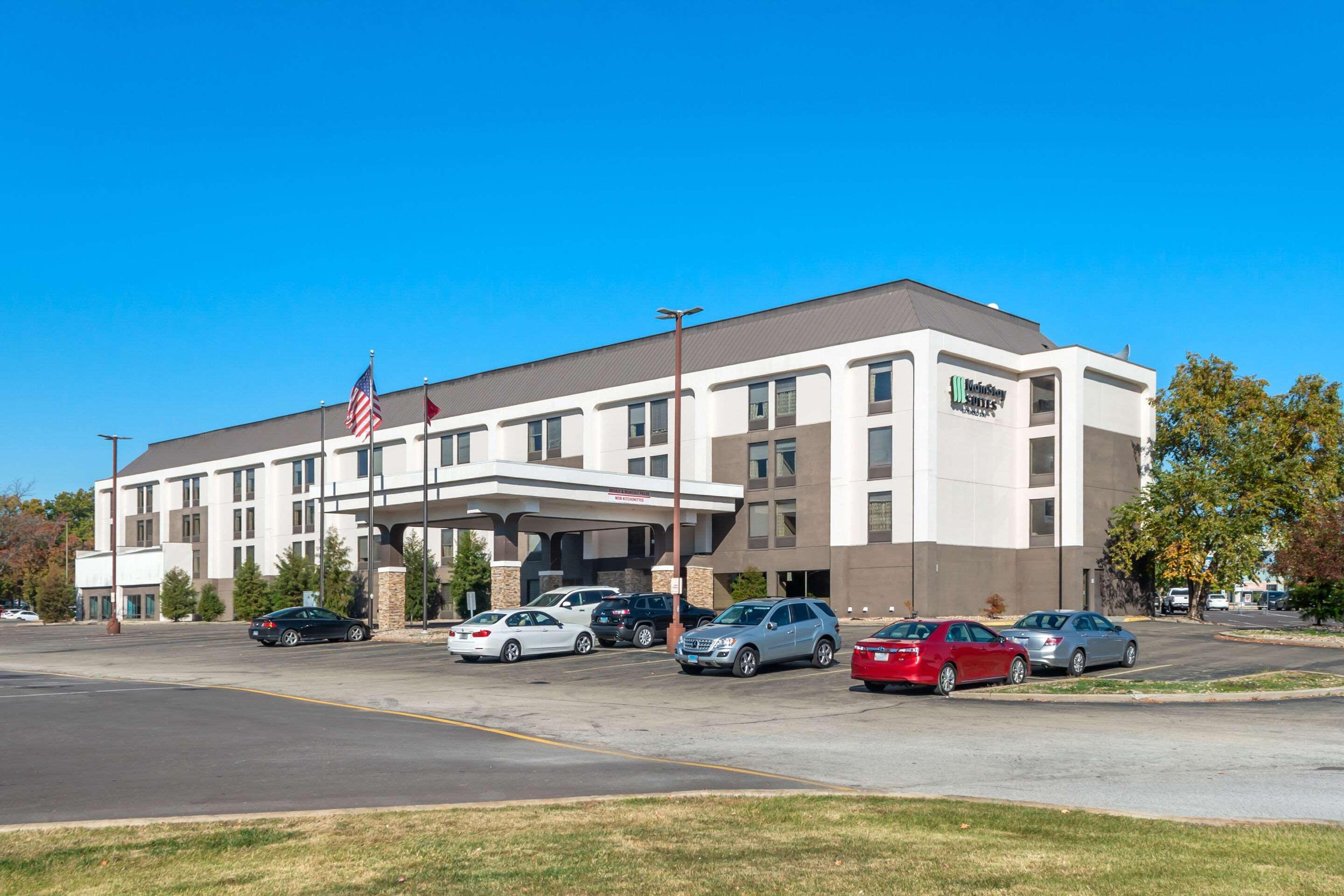 Vista Exterior MainStay Suites Springfield IL
