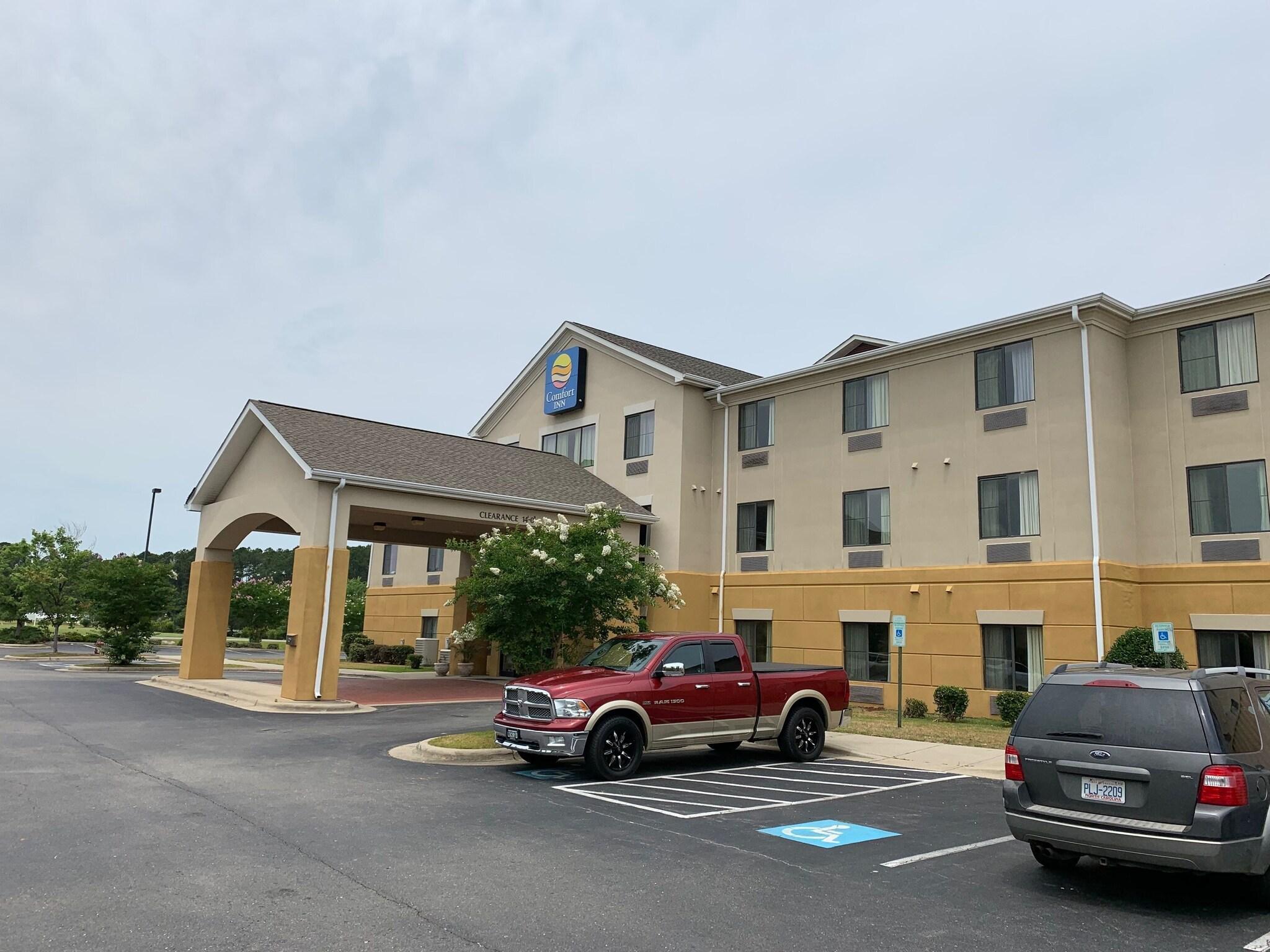 Vista Exterior Comfort Inn Smithfield near I-95