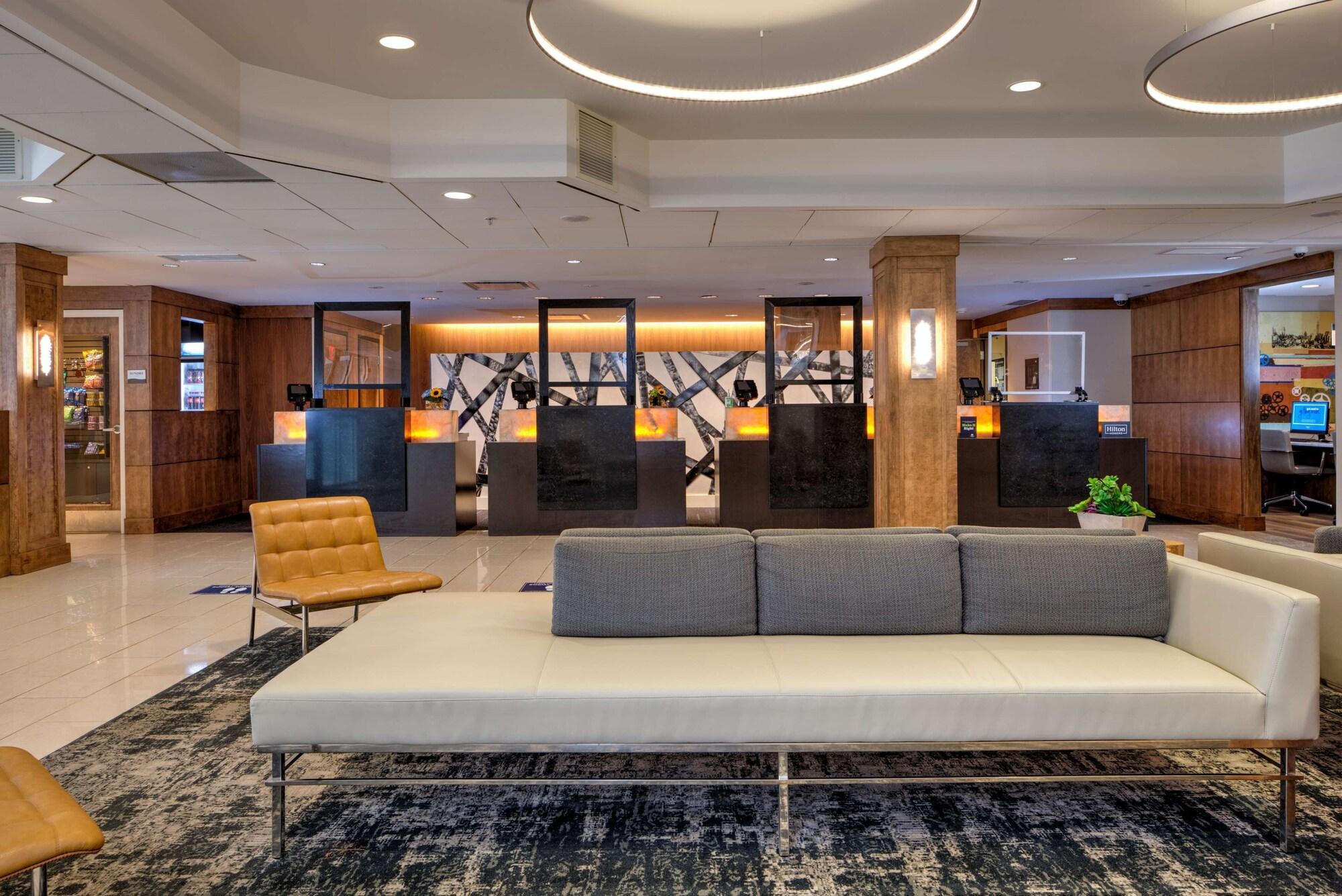 Vista Lobby DoubleTree by Hilton Hotel & Suites Pittsburgh Downtown
