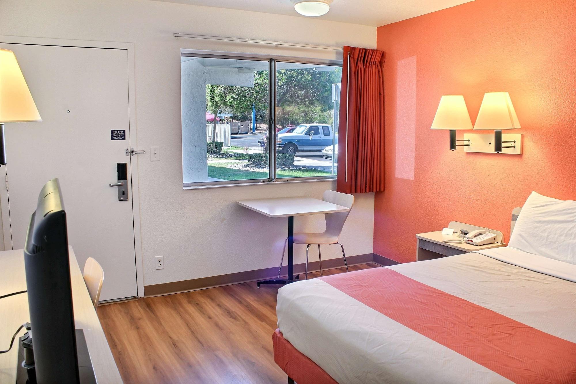 Habitación Motel 6 Atascadero, CA