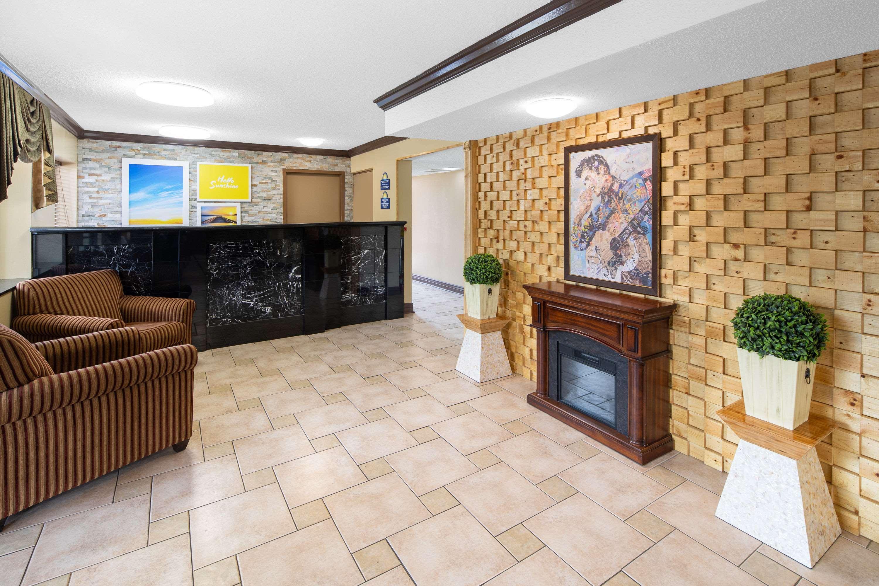 Vista Lobby Days Inn by Wyndham Tupelo