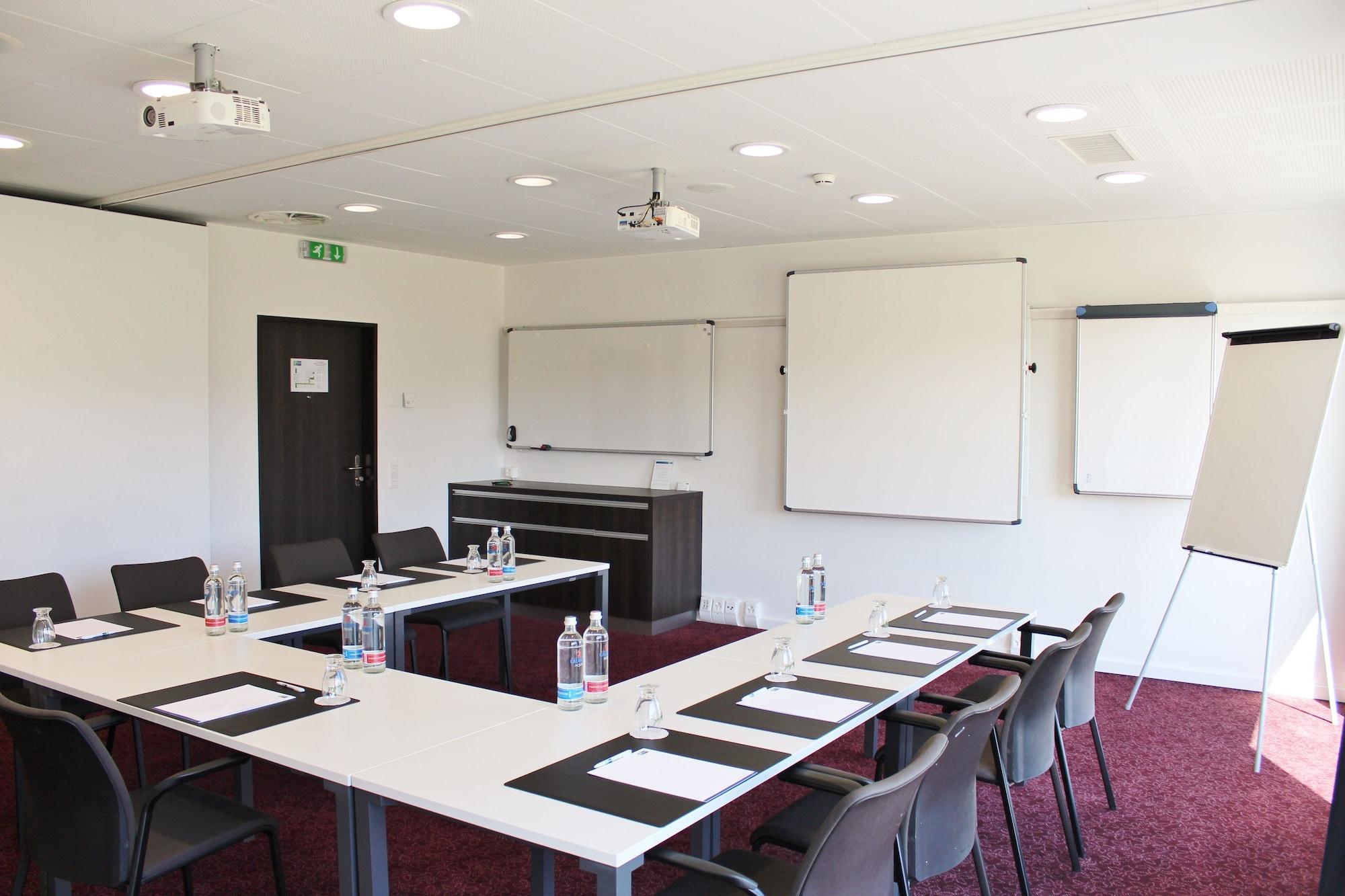 Sala de Reuniones Holiday Inn Express Zurich Airport by IHG