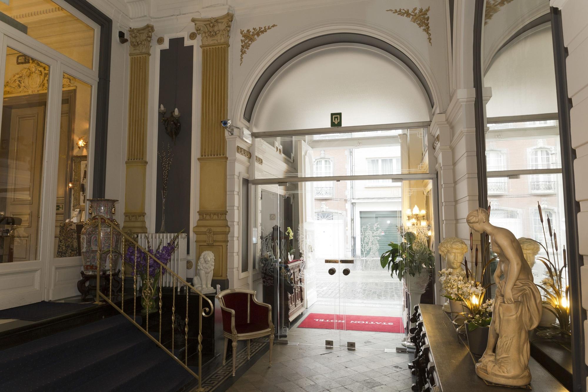 Varios Station Hotel