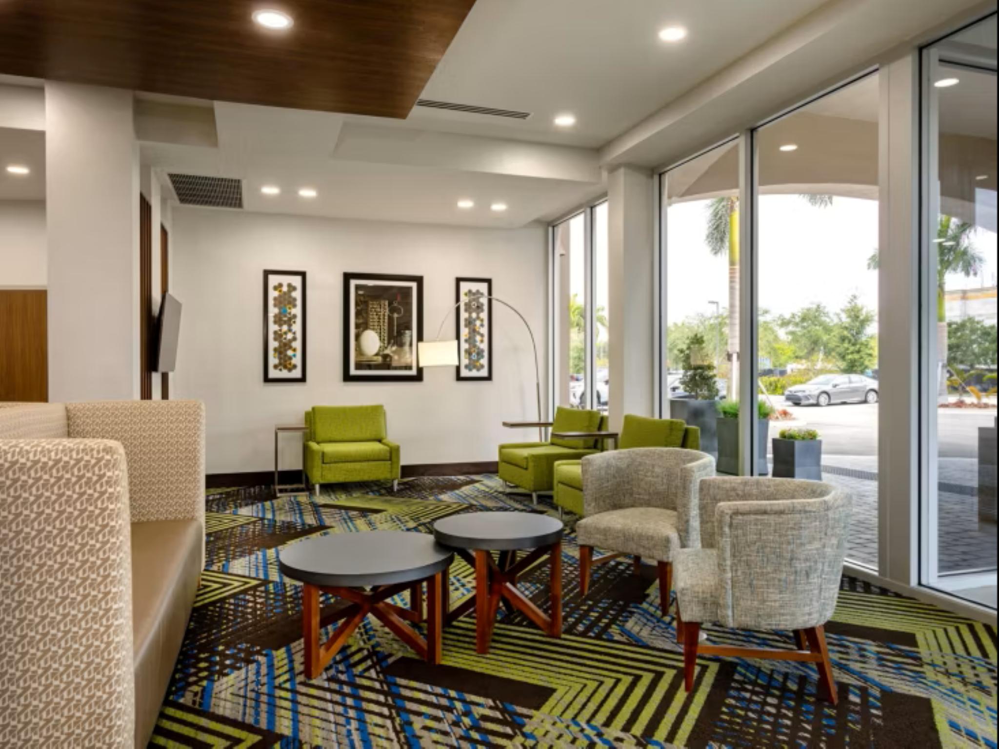 Vista Lobby Holiday Inn Express and Suites Miramar by IHG