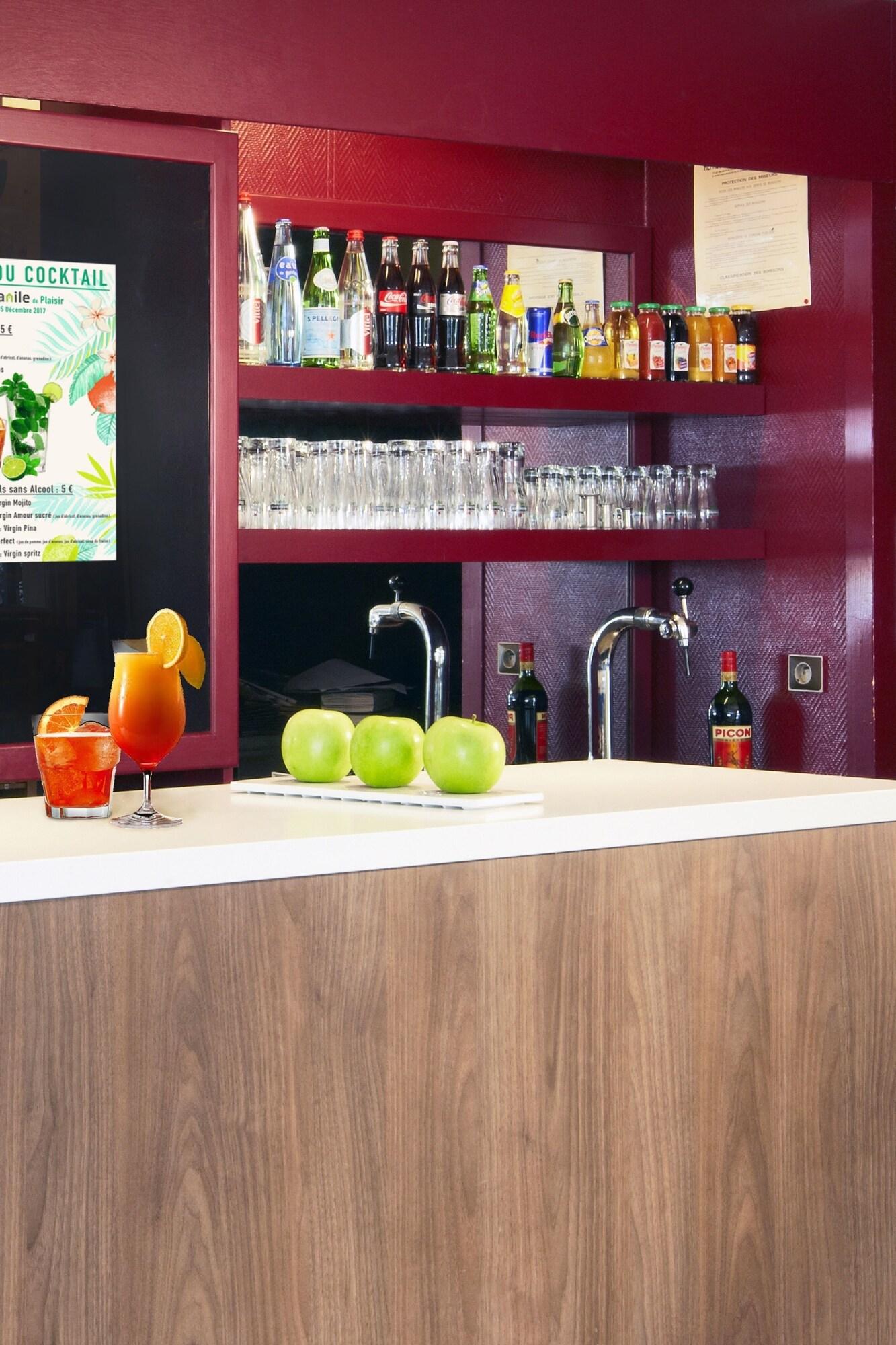 Bar/Salón Campanile Plaisir