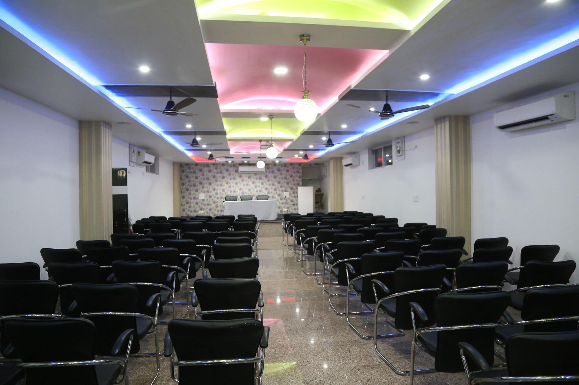 Centro de Negocios Hotel Dhanraj Palace