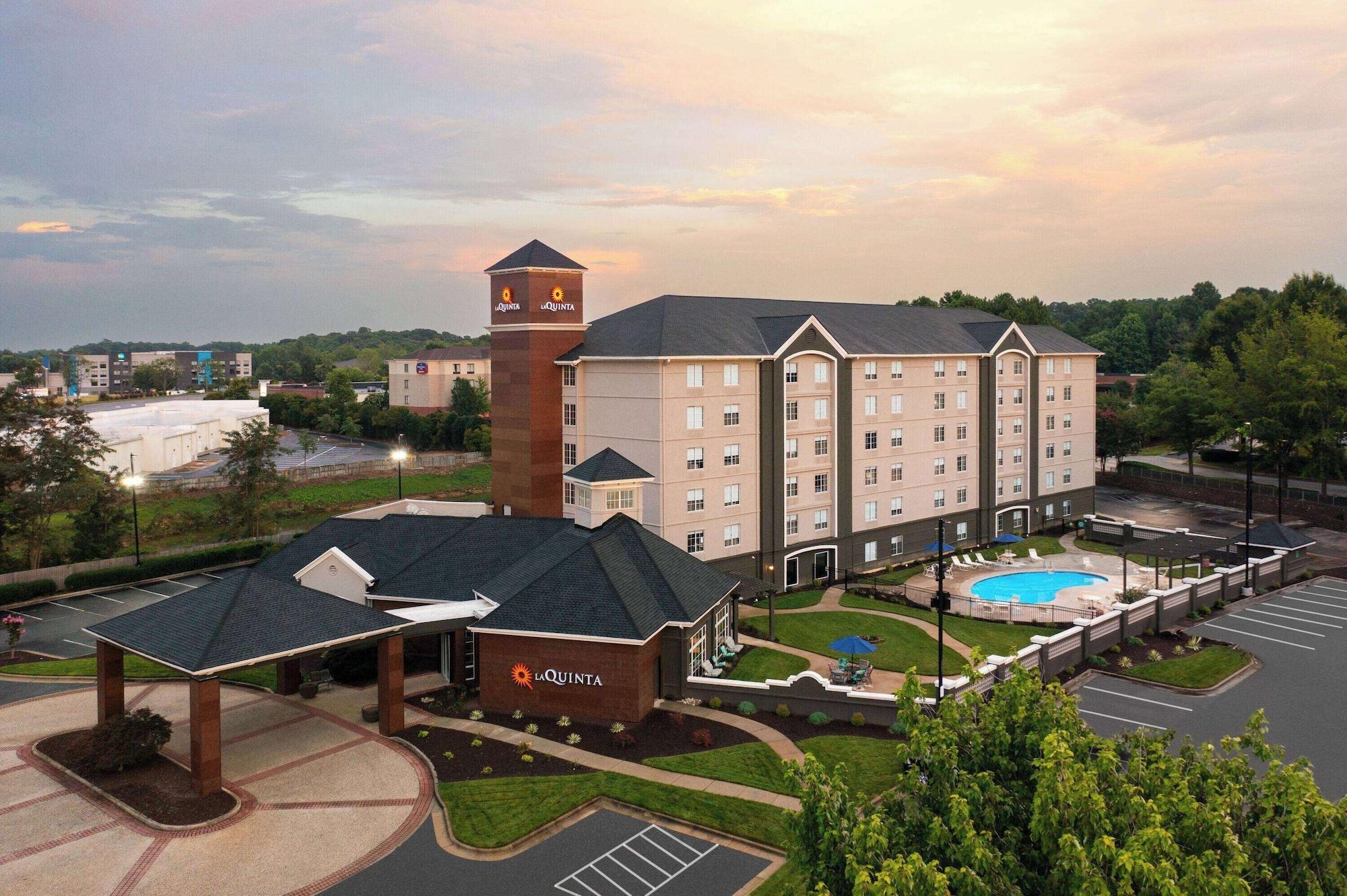 Vista Exterior La Quinta Inn & Suites by Wyndham Greensboro NC