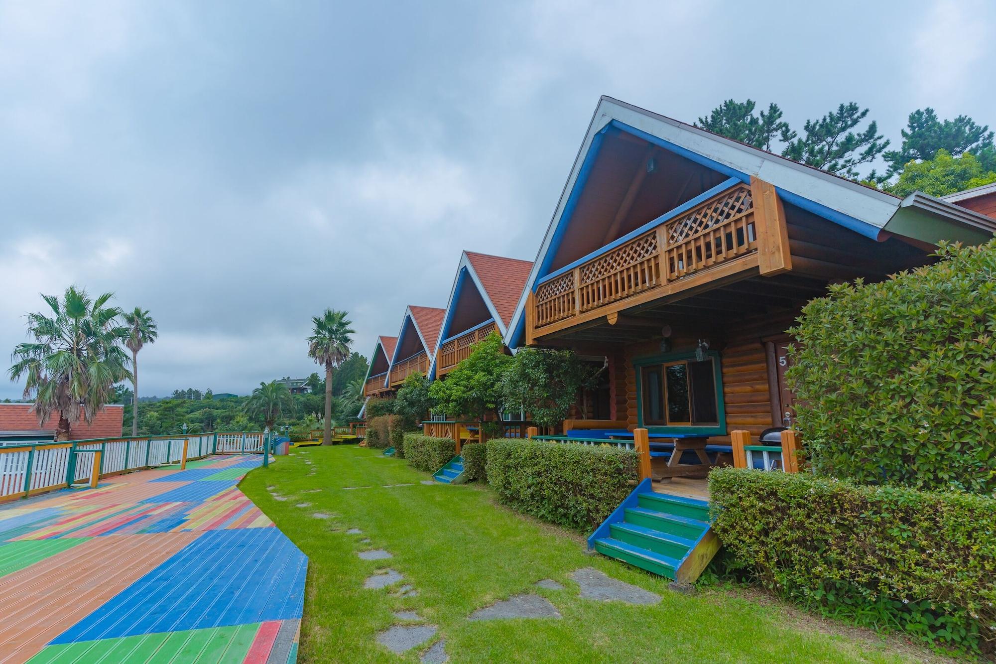 Vista Exterior Jeju Jungmun Log Pension & Resort