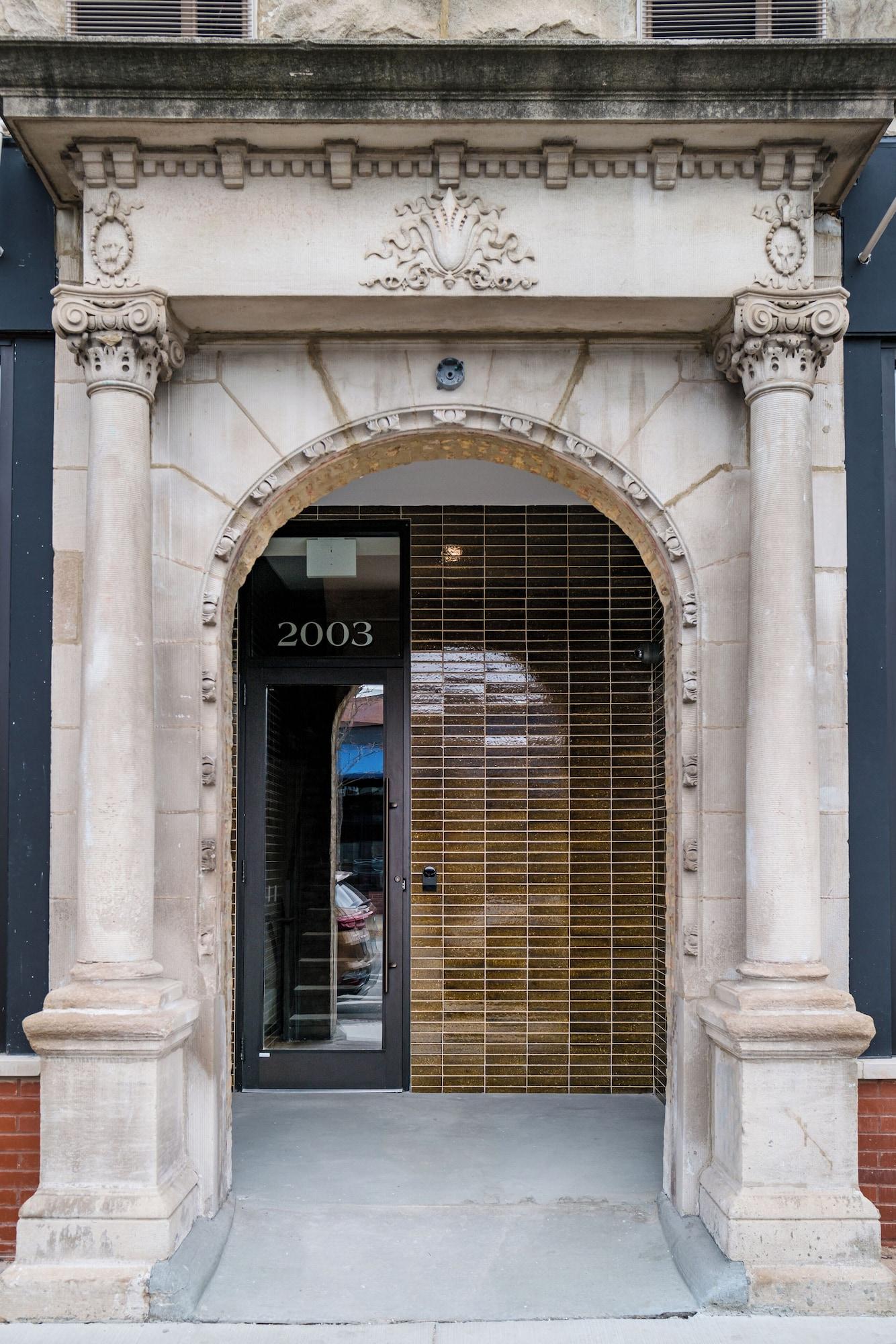 Vista Exterior Logan Square SRO Hotel