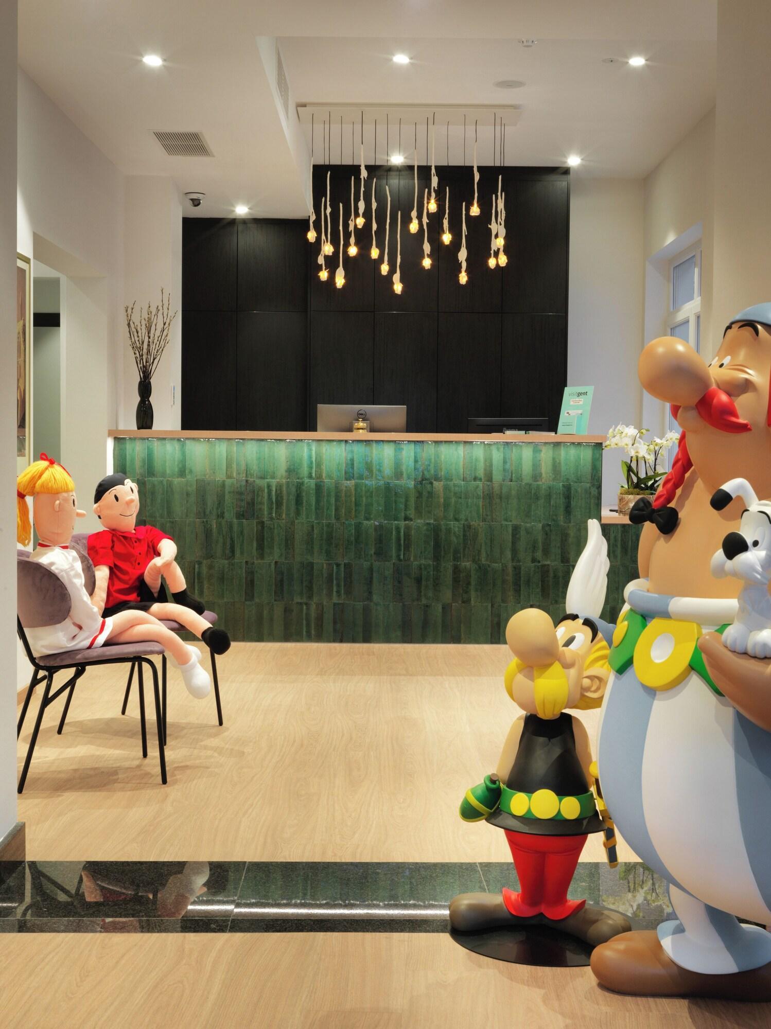 Vista Lobby Comic Art Hotel