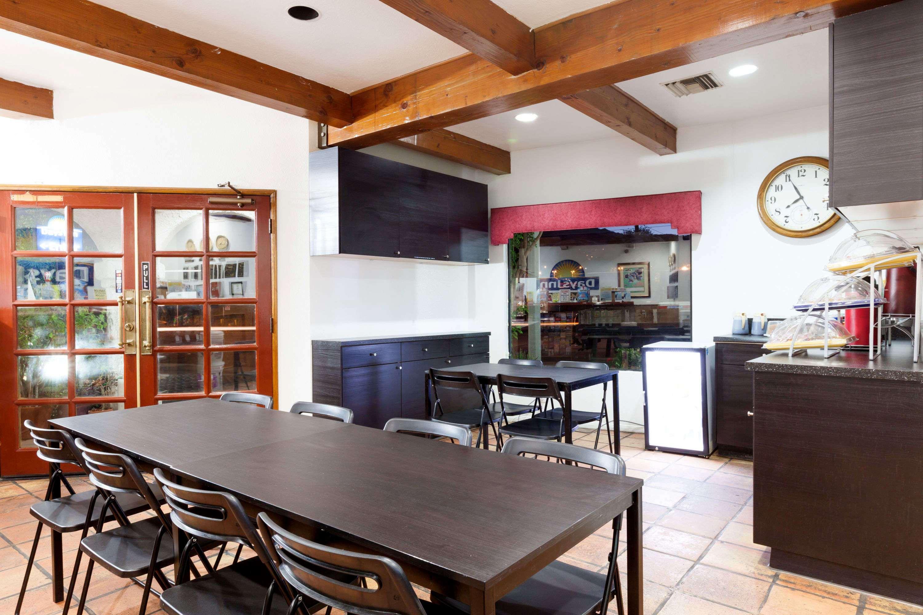 Restaurant Days Inn by Wyndham Castaic Six Flags Magic Mountain