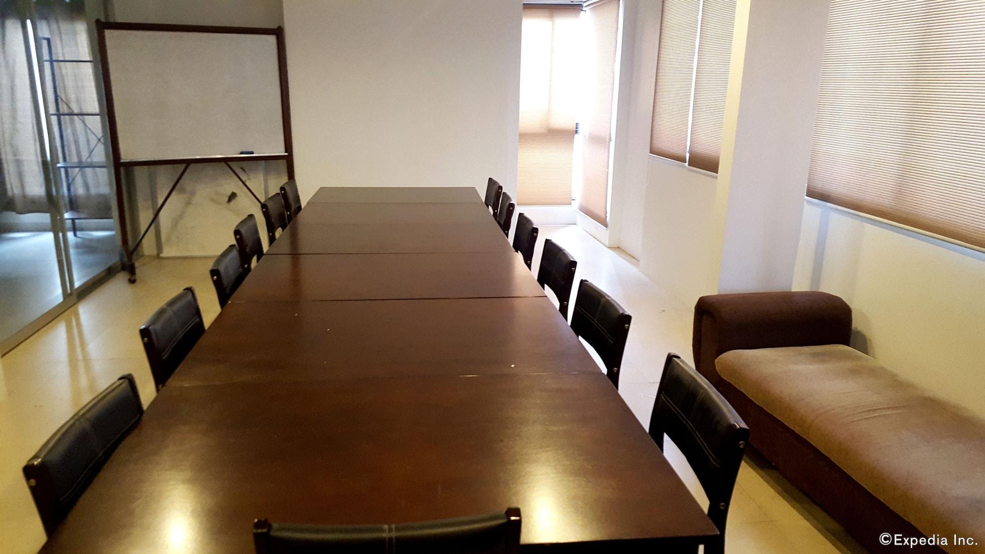 Sala de Reuniones M Suites Hotel