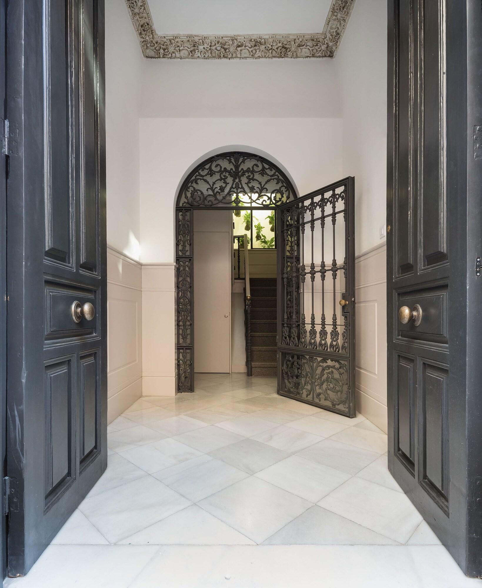 Vista Exterior Puerta Catedral Holiday Suites