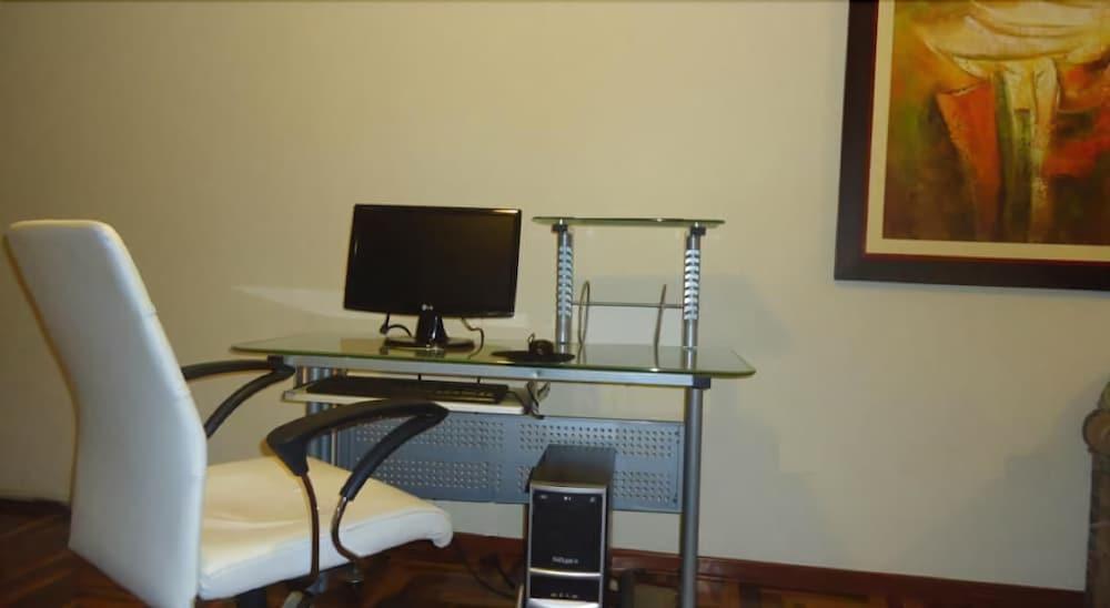 Centro de Negocios Taymi Hostal & Suites