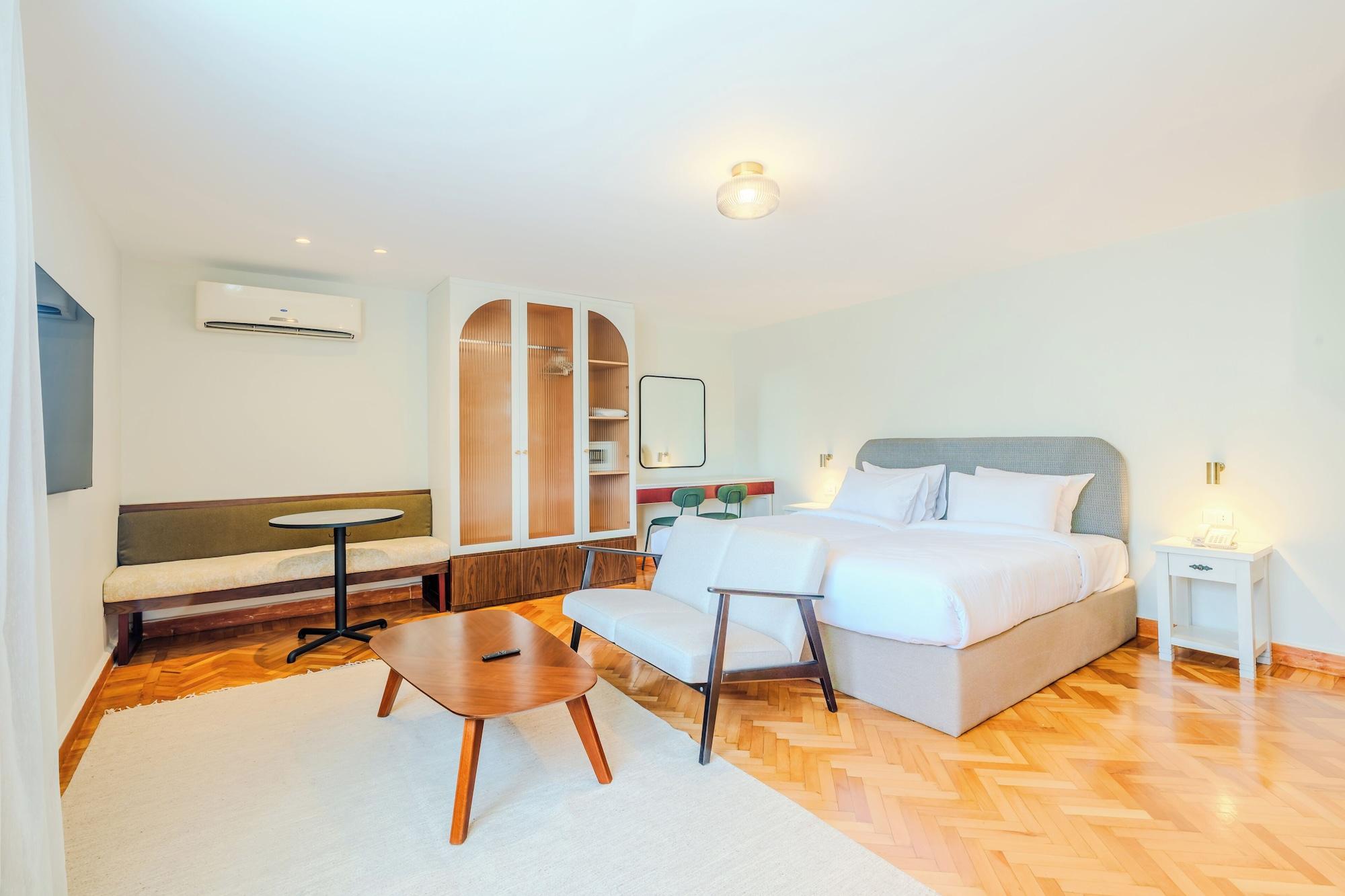 Varios Longchamps Hotel