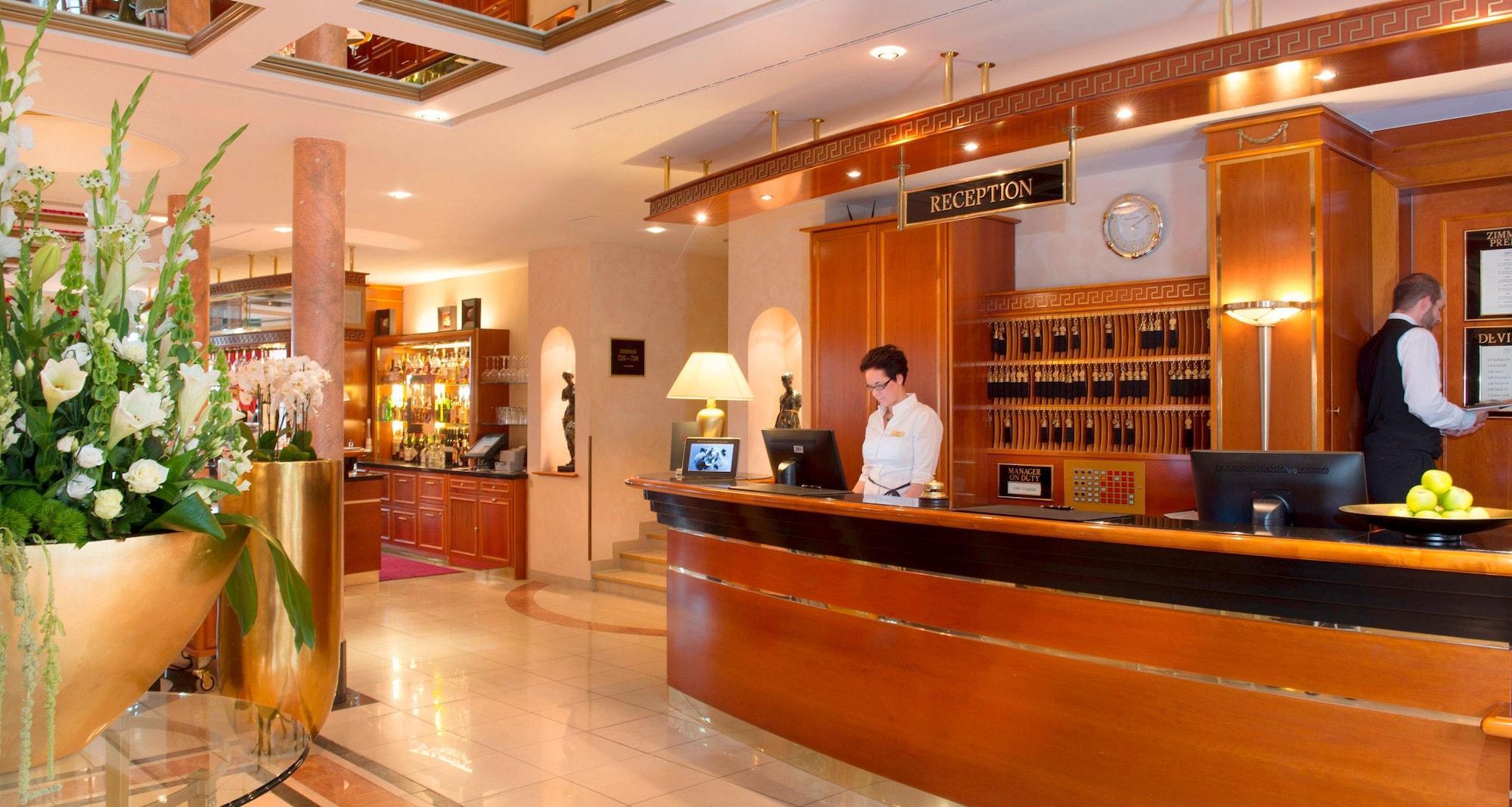 Vista Lobby Victor's Residenz-Hotel Schloss Berg