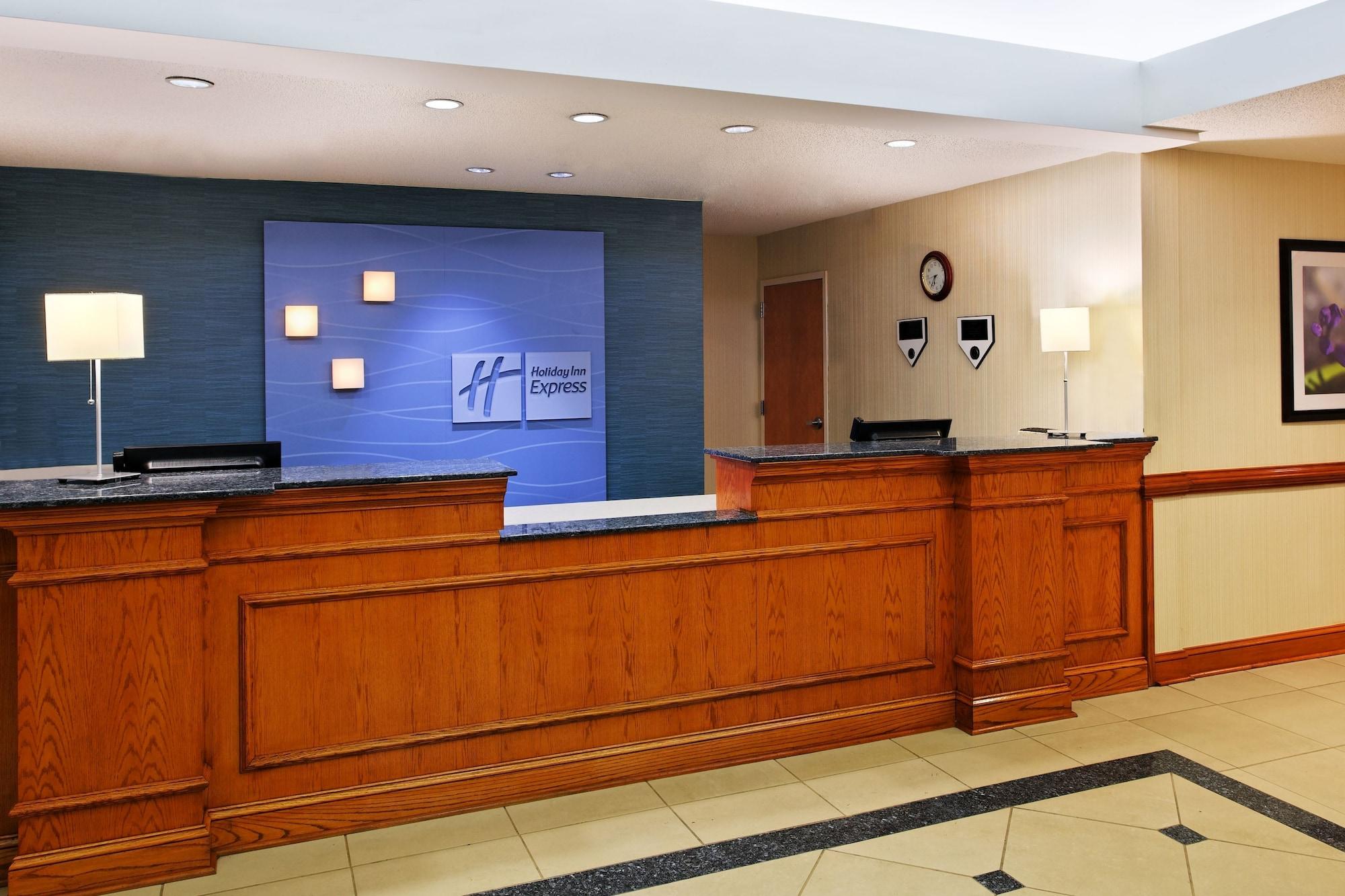 Vista Lobby Holiday Inn Express Hotel & Suites Richmond-Brandermill by IHG