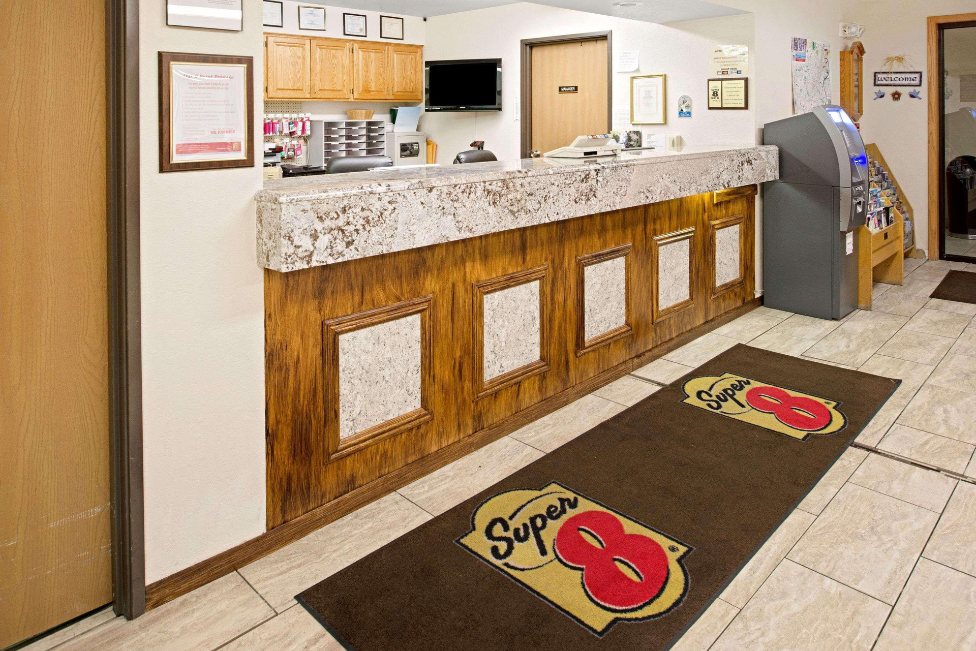 Vista Lobby Super 8 by Wyndham Omaha Eppley Airport/Carter Lake