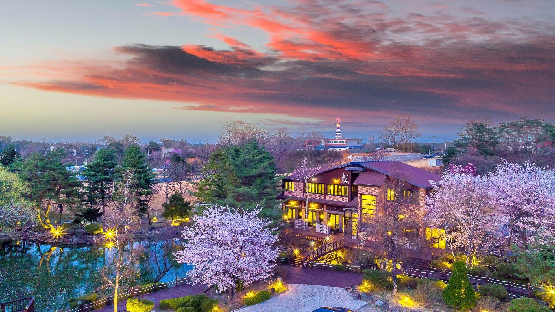 Vista Exterior May Garden Forest